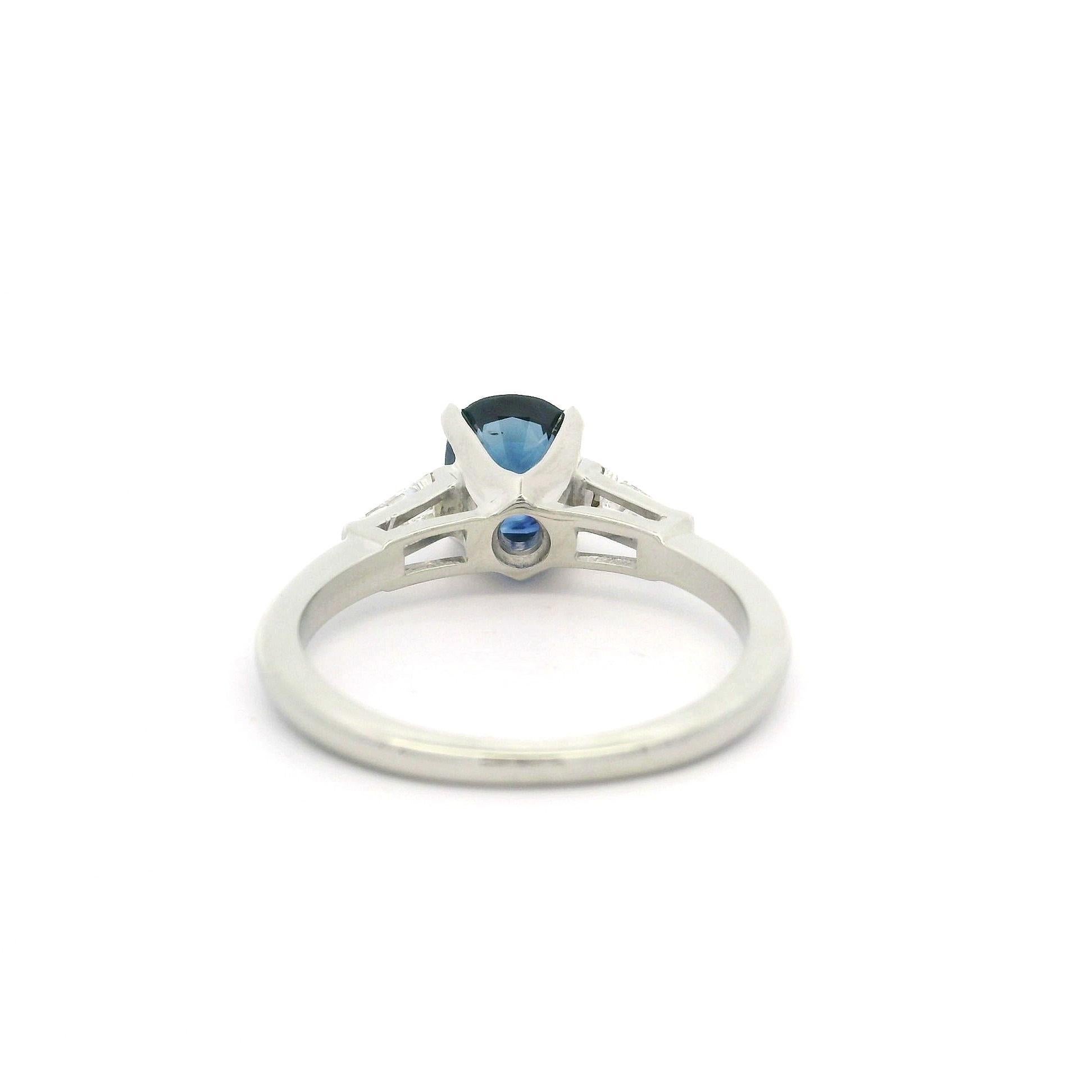 --Pietre: --
(1) Zaffiro naturale autentico - taglio a cuscino Brilliante - incastonato - colore blu reale - riscaldato - 1,04ct (certificato esatto, timbrato)
** Vedere i dettagli della certificazione qui sotto per informazioni complete
(2)