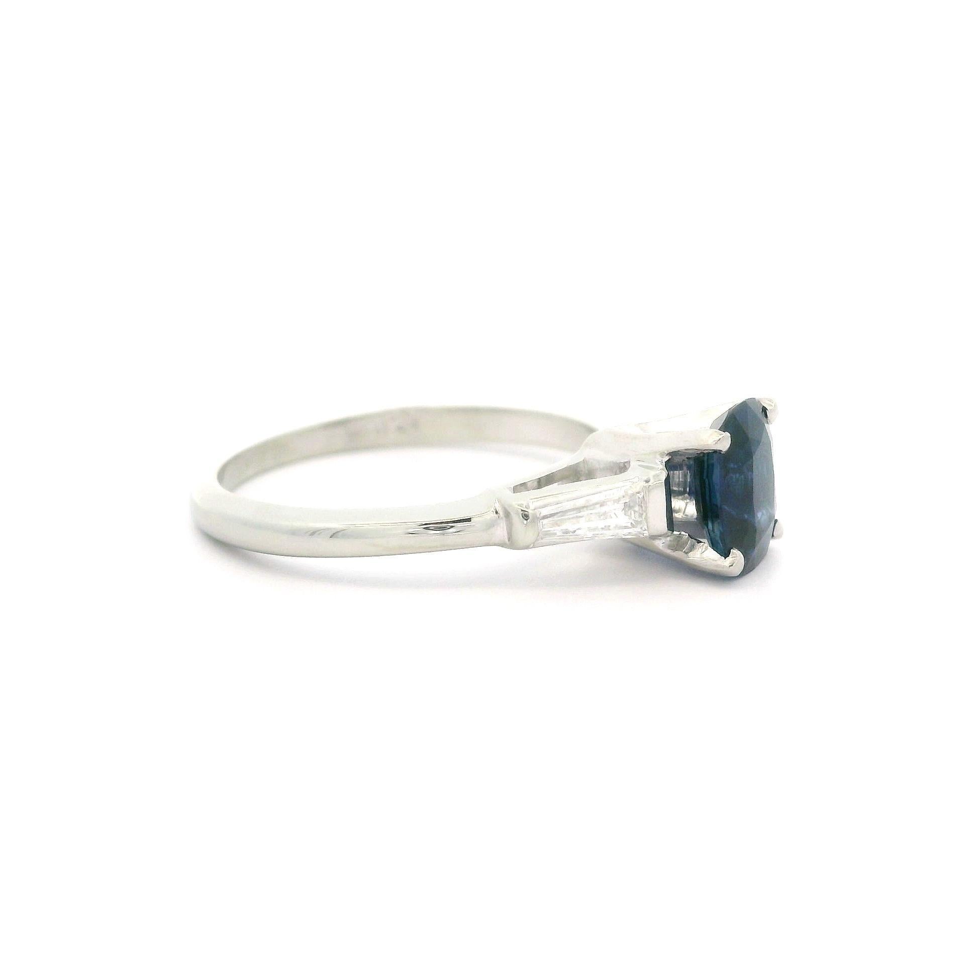 Taglio brillante Anello classico in oro bianco GIA da 1,26 carati con zaffiro a cuscino e diamante a baguette in vendita