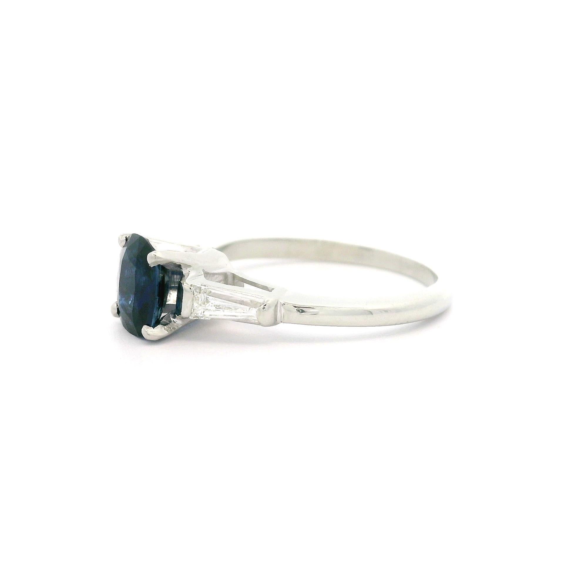 Anello classico in oro bianco GIA da 1,26 carati con zaffiro a cuscino e diamante a baguette In condizioni buone in vendita a Montclair, NJ