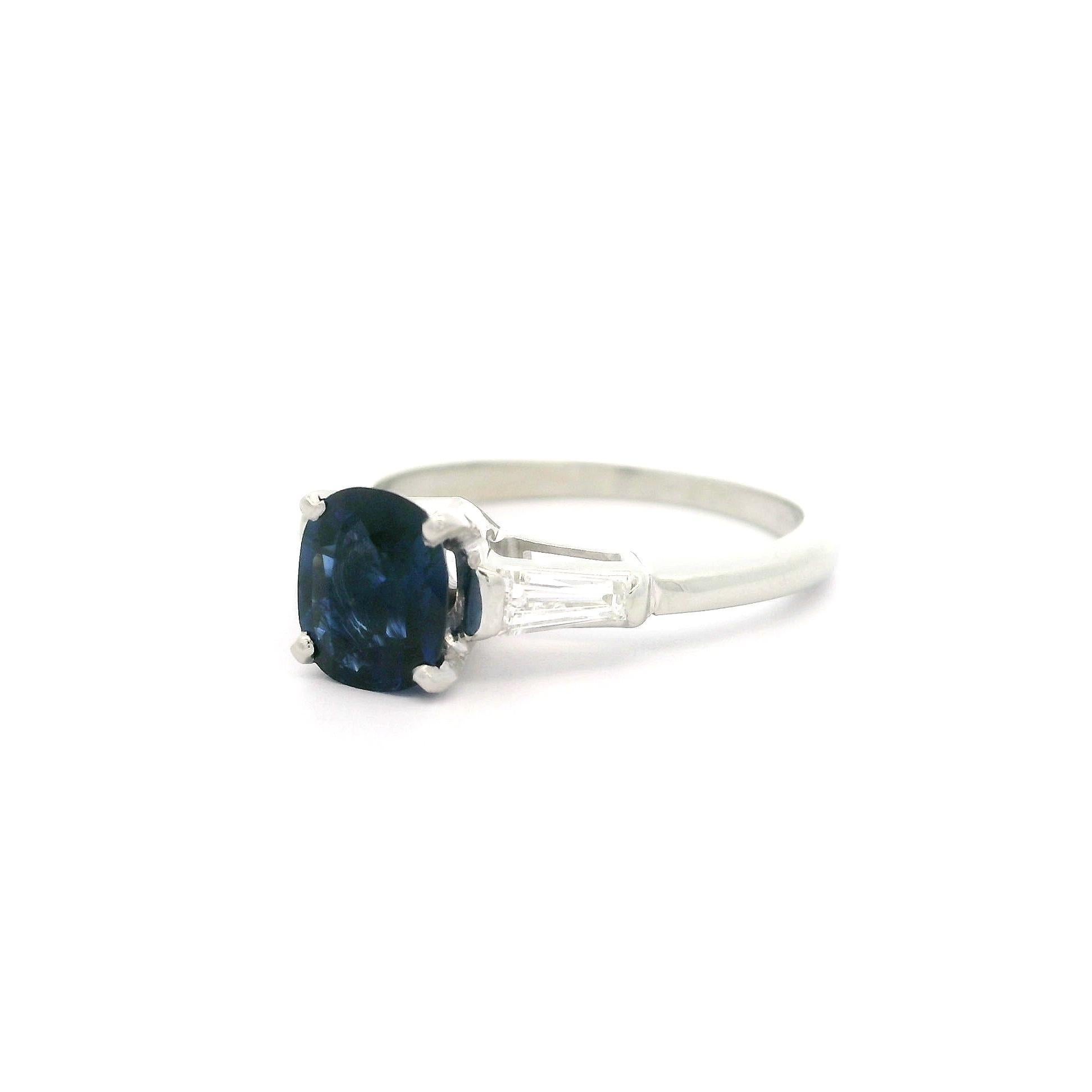 Anello classico in oro bianco GIA da 1,26 carati con zaffiro a cuscino e diamante a baguette in vendita 2