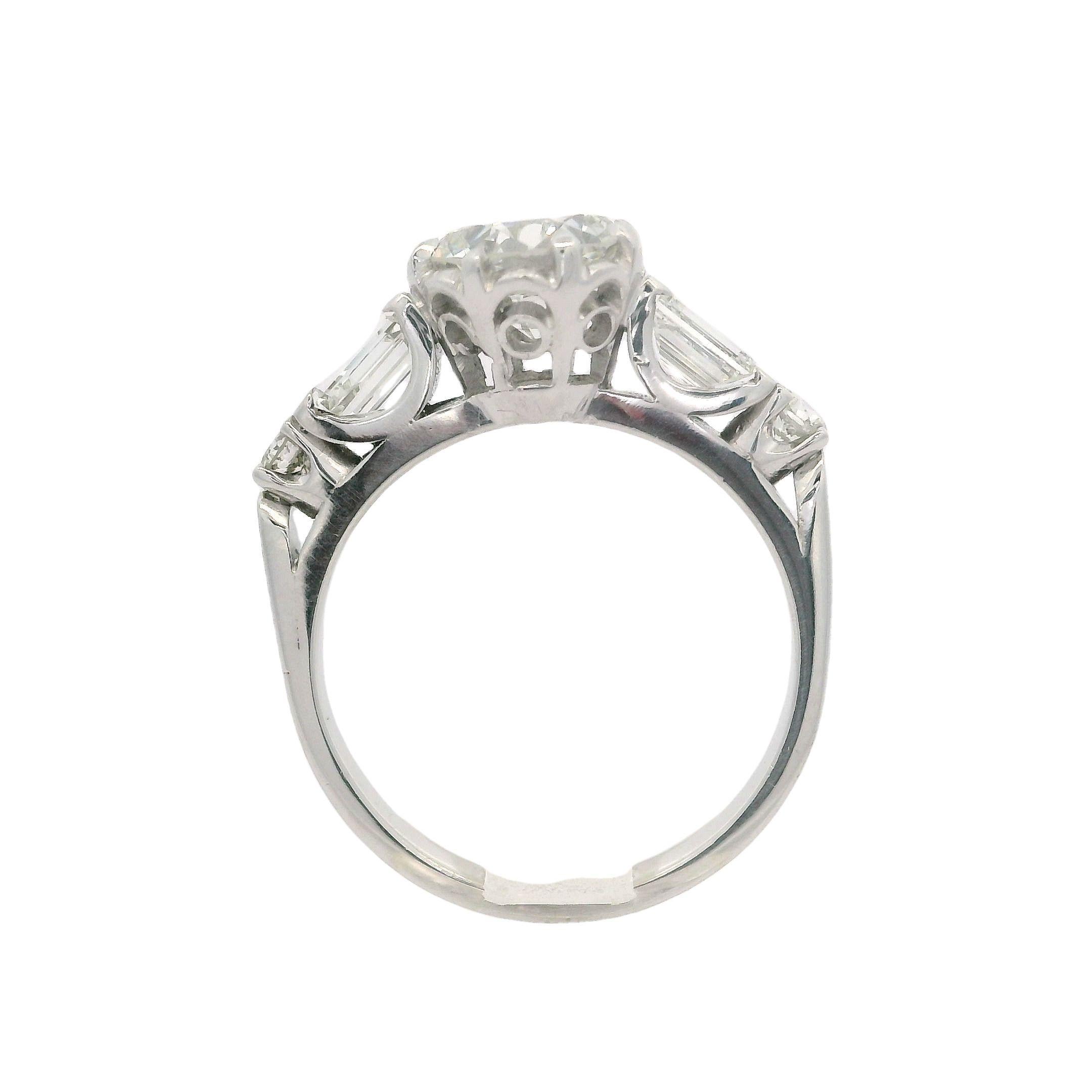 Anello di fidanzamento in oro bianco vintage GIA da 1,47ctw Old Round Baguette F VS Diamond in vendita 5