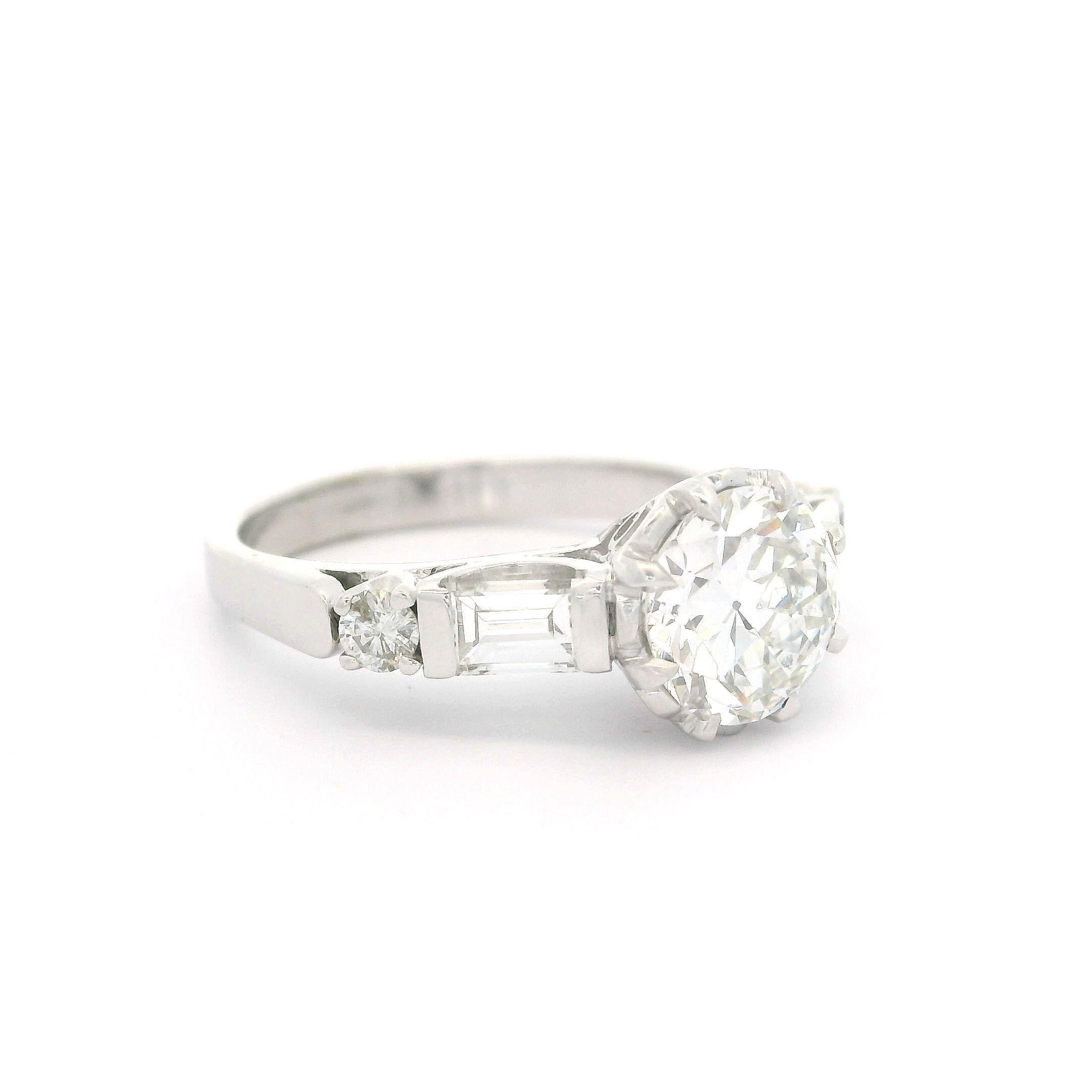Taglio rotondo Anello di fidanzamento in oro bianco vintage GIA da 1,47ctw Old Round Baguette F VS Diamond in vendita