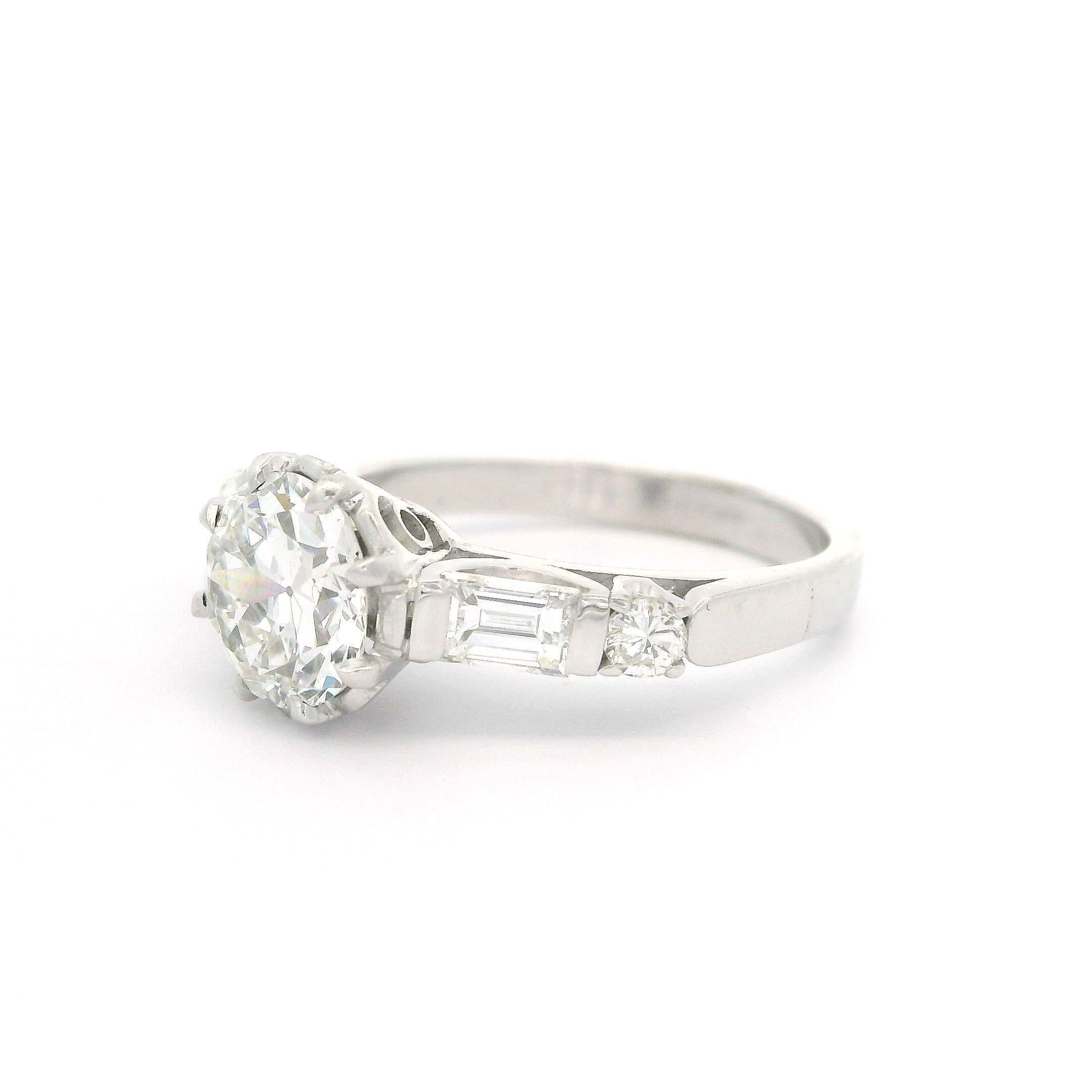 Anello di fidanzamento in oro bianco vintage GIA da 1,47ctw Old Round Baguette F VS Diamond In condizioni ottime in vendita a Montclair, NJ
