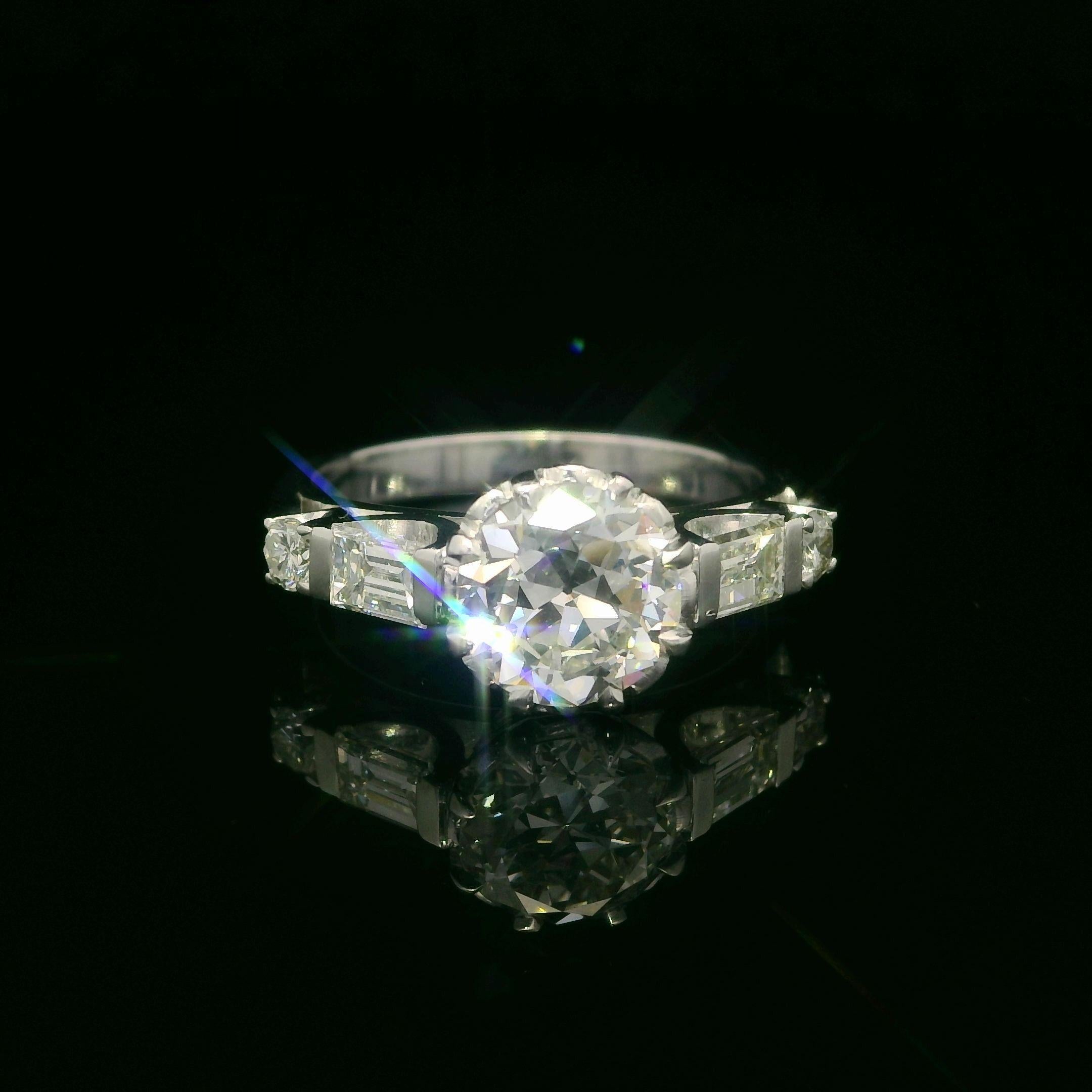 Donna Anello di fidanzamento in oro bianco vintage GIA da 1,47ctw Old Round Baguette F VS Diamond in vendita