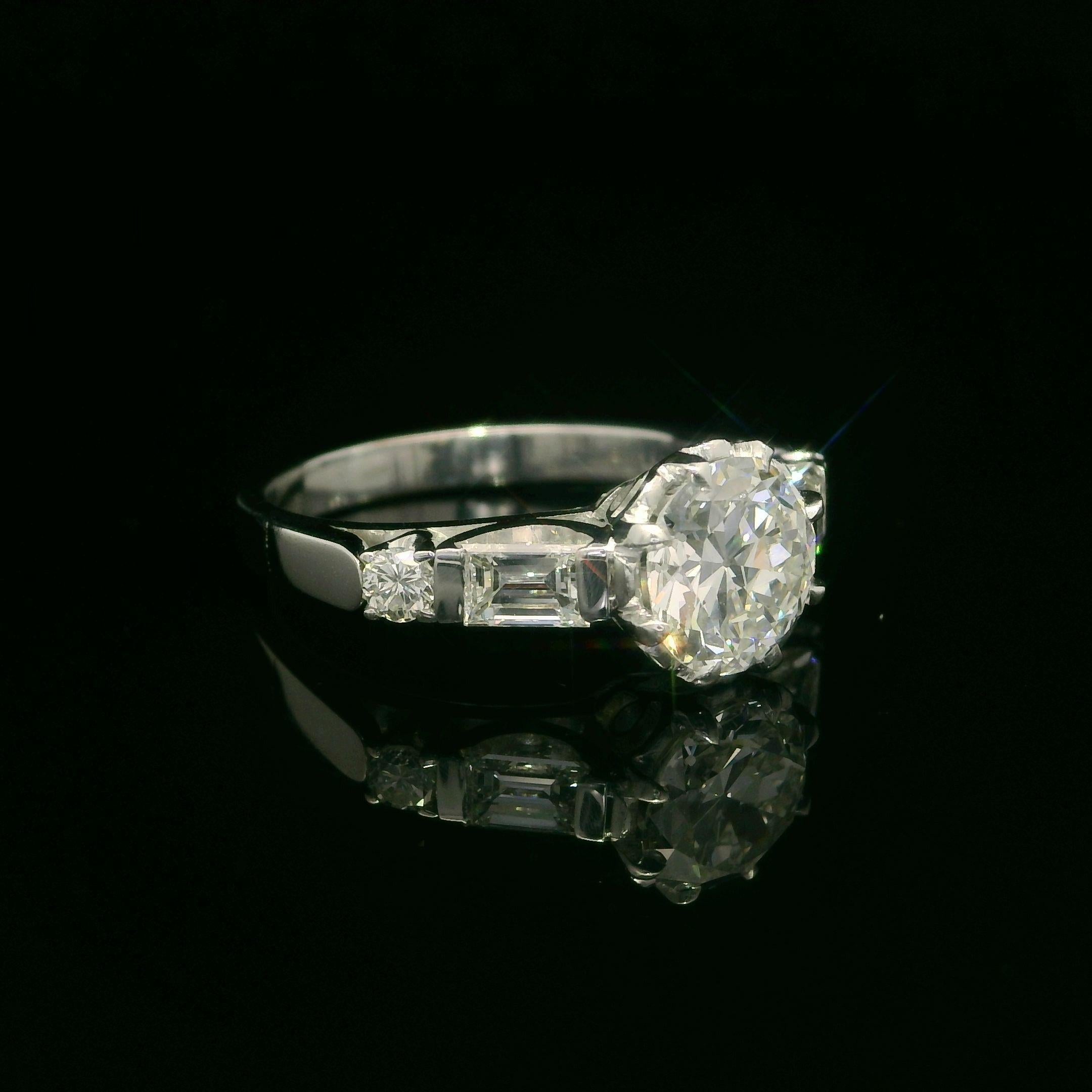 Anello di fidanzamento in oro bianco vintage GIA da 1,47ctw Old Round Baguette F VS Diamond in vendita 1
