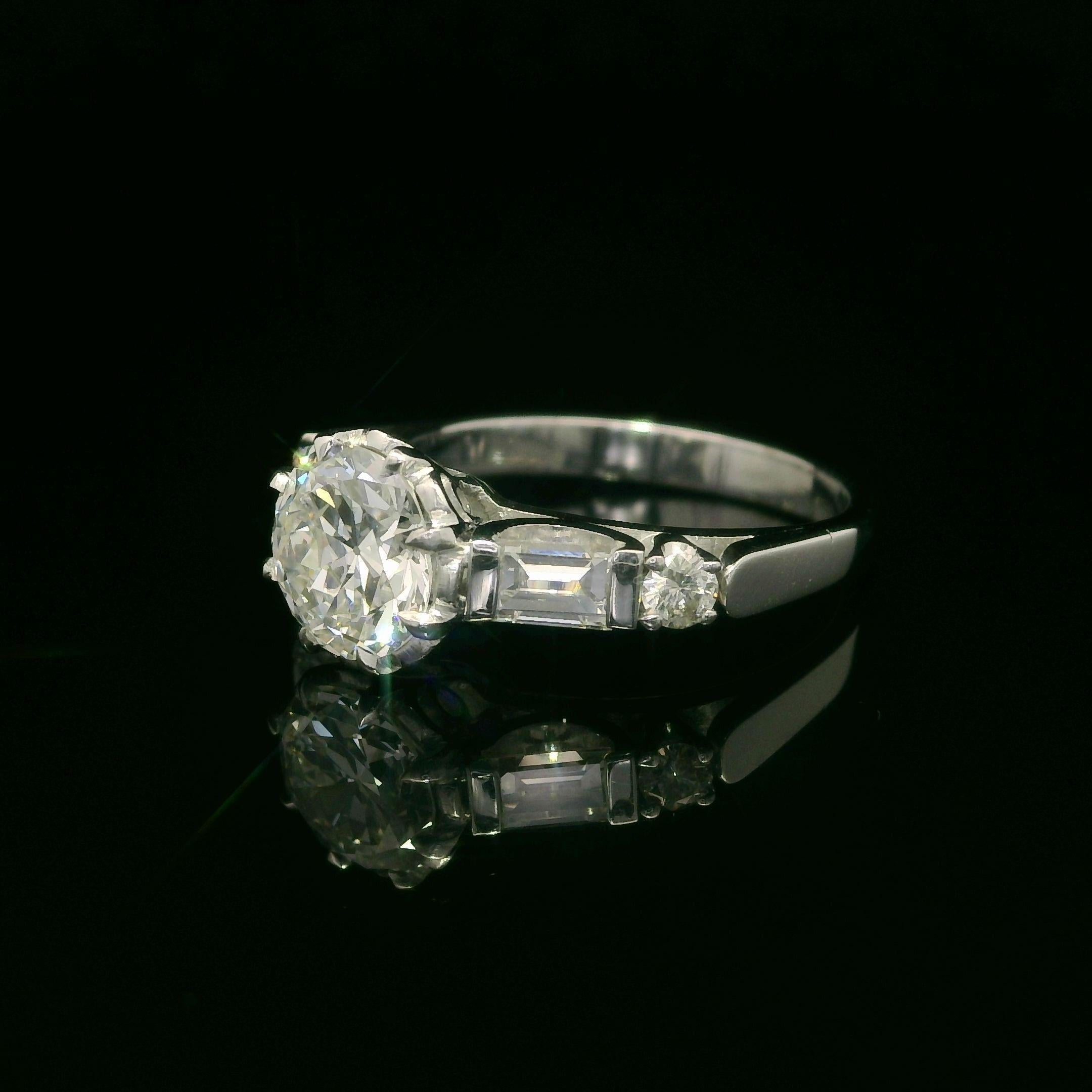 Anello di fidanzamento in oro bianco vintage GIA da 1,47ctw Old Round Baguette F VS Diamond in vendita 2