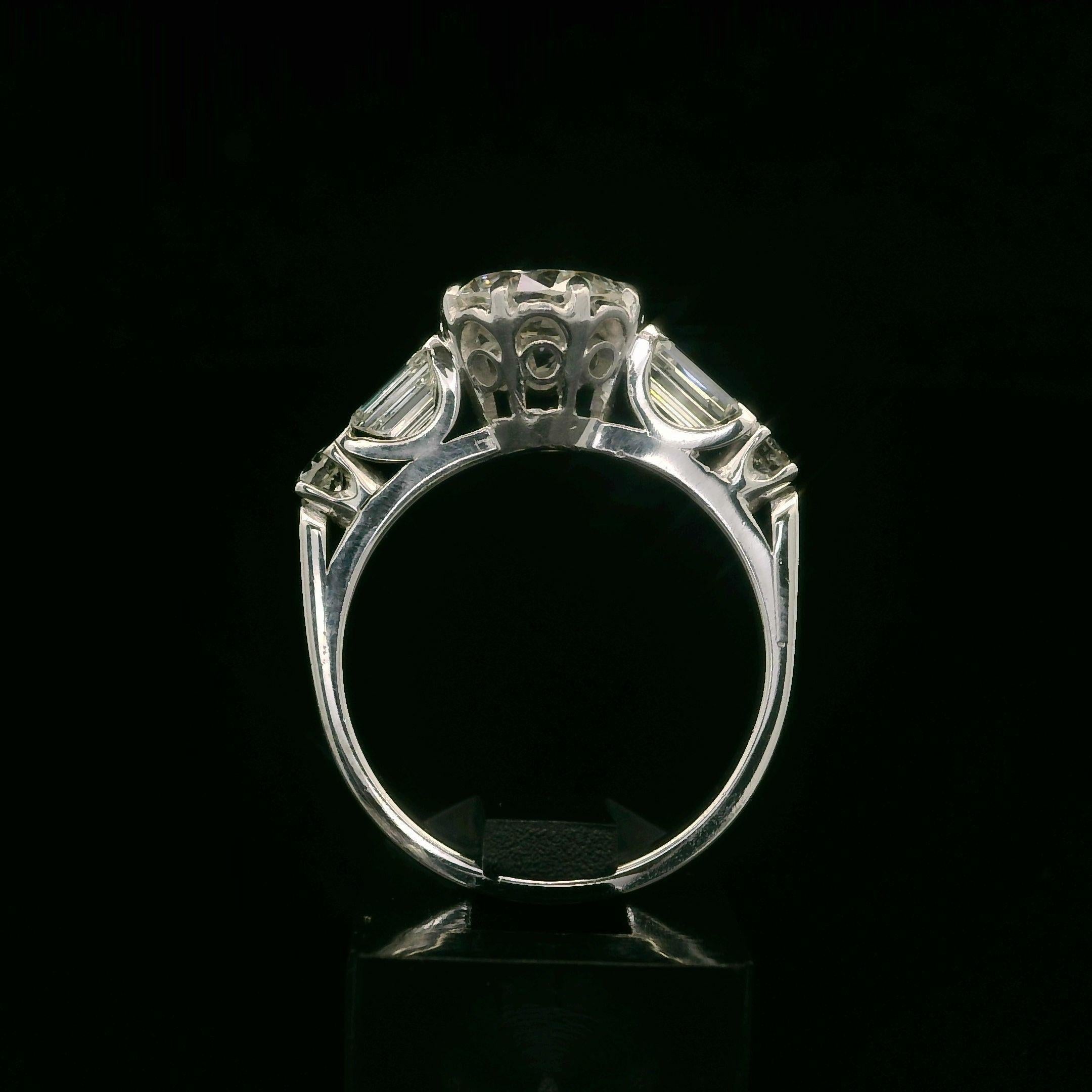 Anello di fidanzamento in oro bianco vintage GIA da 1,47ctw Old Round Baguette F VS Diamond in vendita 3