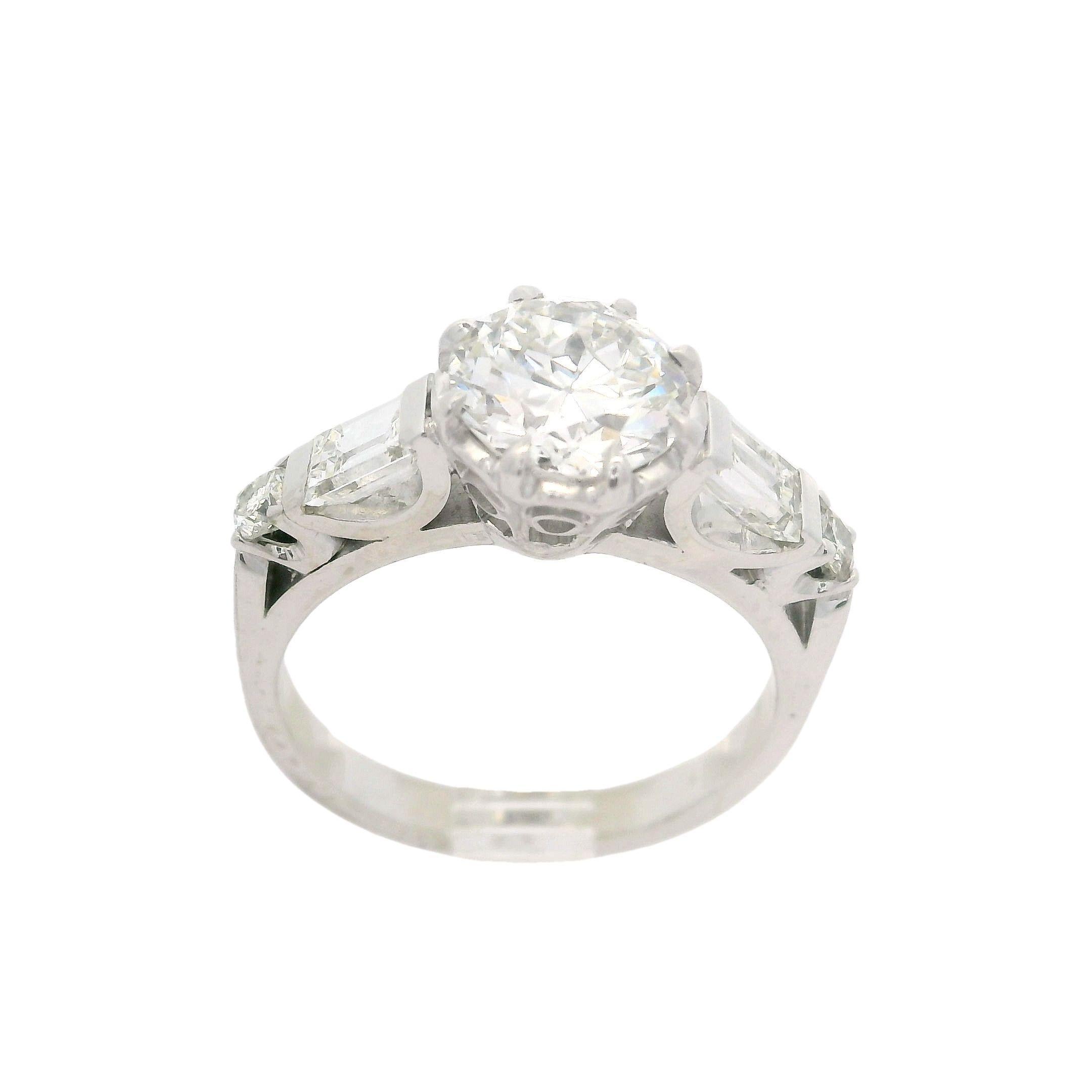 Anello di fidanzamento in oro bianco vintage GIA da 1,47ctw Old Round Baguette F VS Diamond in vendita 4