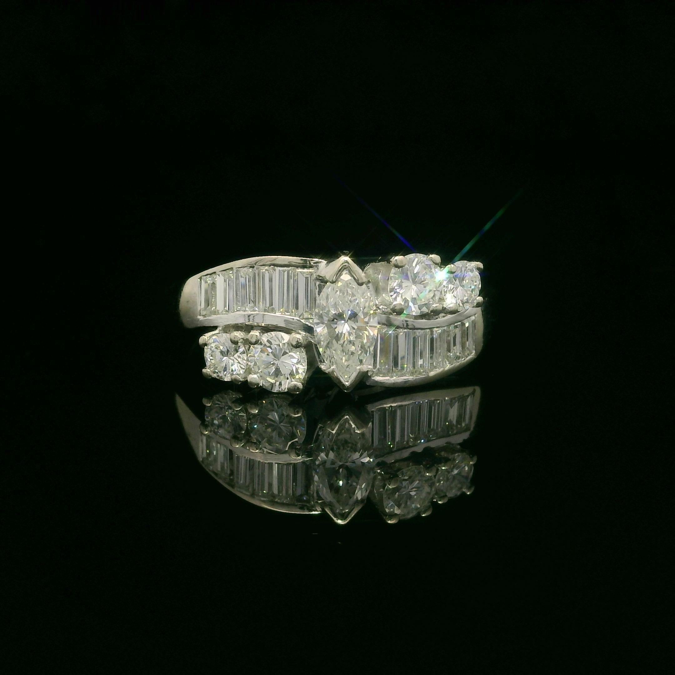 Anello vintage in oro bianco di alta qualità con diamanti tondi e marquise baguette da 1,35 ct. in vendita 5