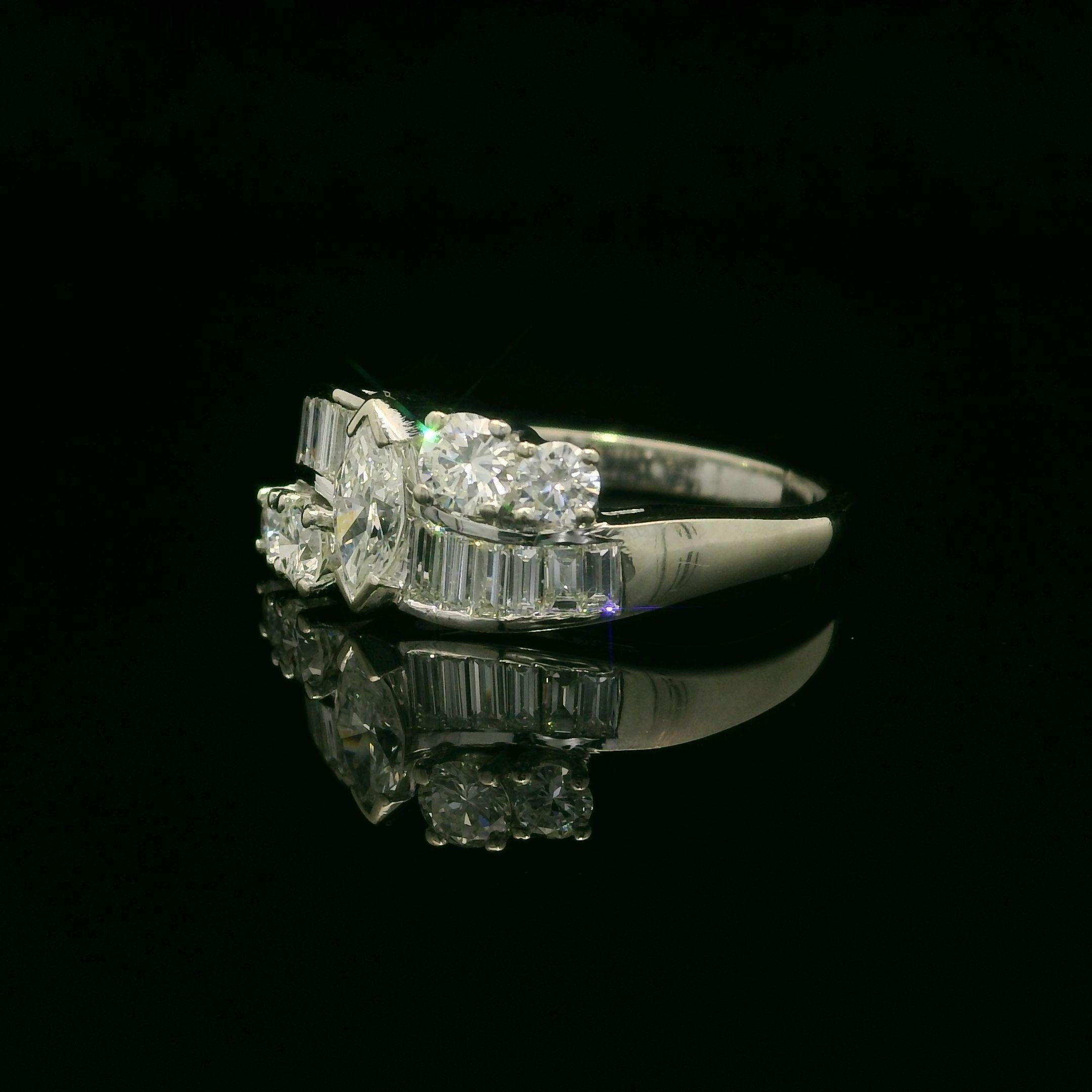 --Pietre: --
(17) Diamanti naturali autentici - 1 Marquise, 12 Baguette e 4 Brillanti rotondi - Incastonatura a V, Canale e Prong - Purezza VS1/VS2 - Colore G/H - 1.35ctw (circa)
Peso totale in carati: 1,35 (circa)

Materiale: Oro bianco massiccio