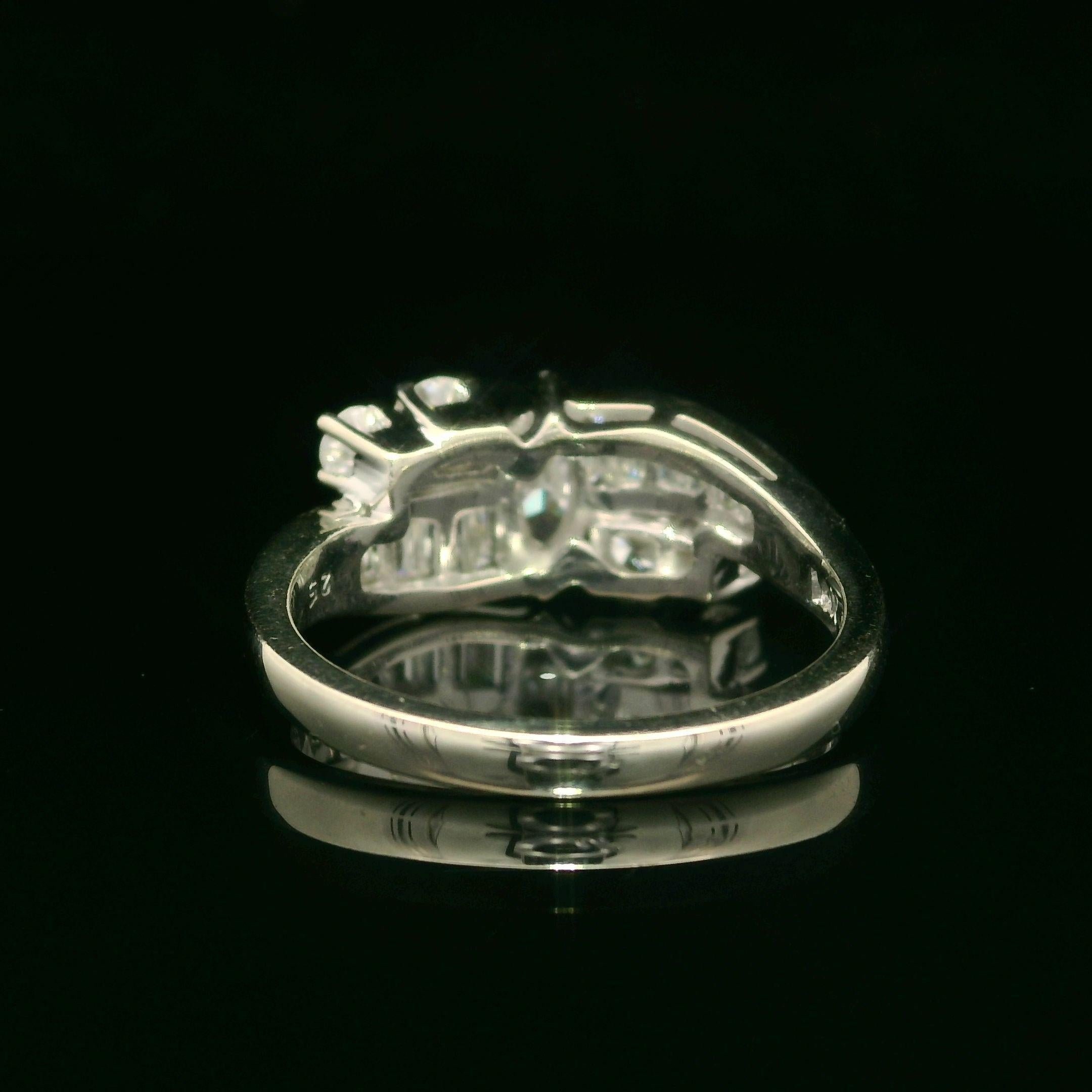 Taglio brillante Anello vintage in oro bianco di alta qualità con diamanti tondi e marquise baguette da 1,35 ct. in vendita