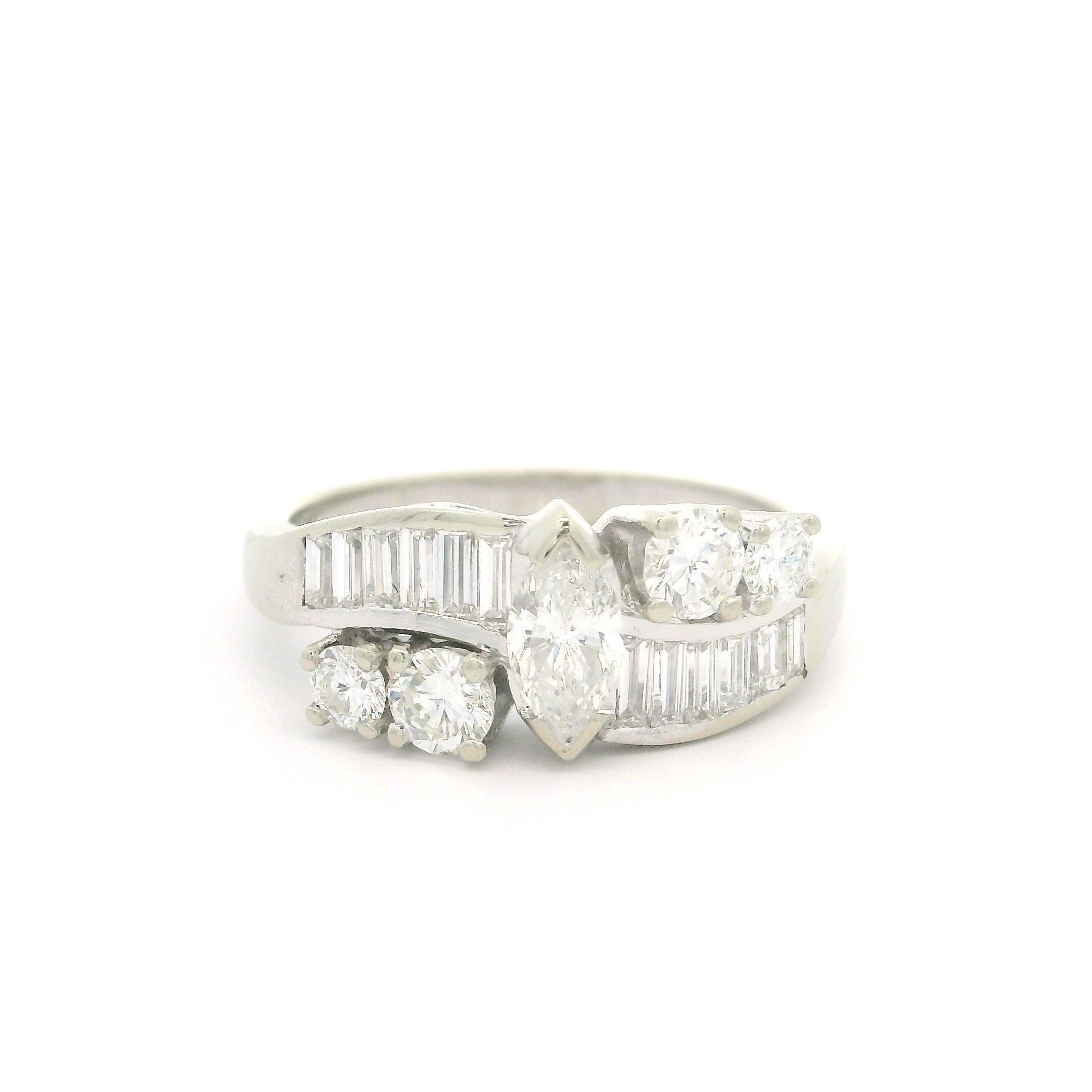 Anello vintage in oro bianco di alta qualità con diamanti tondi e marquise baguette da 1,35 ct. In condizioni ottime in vendita a Montclair, NJ