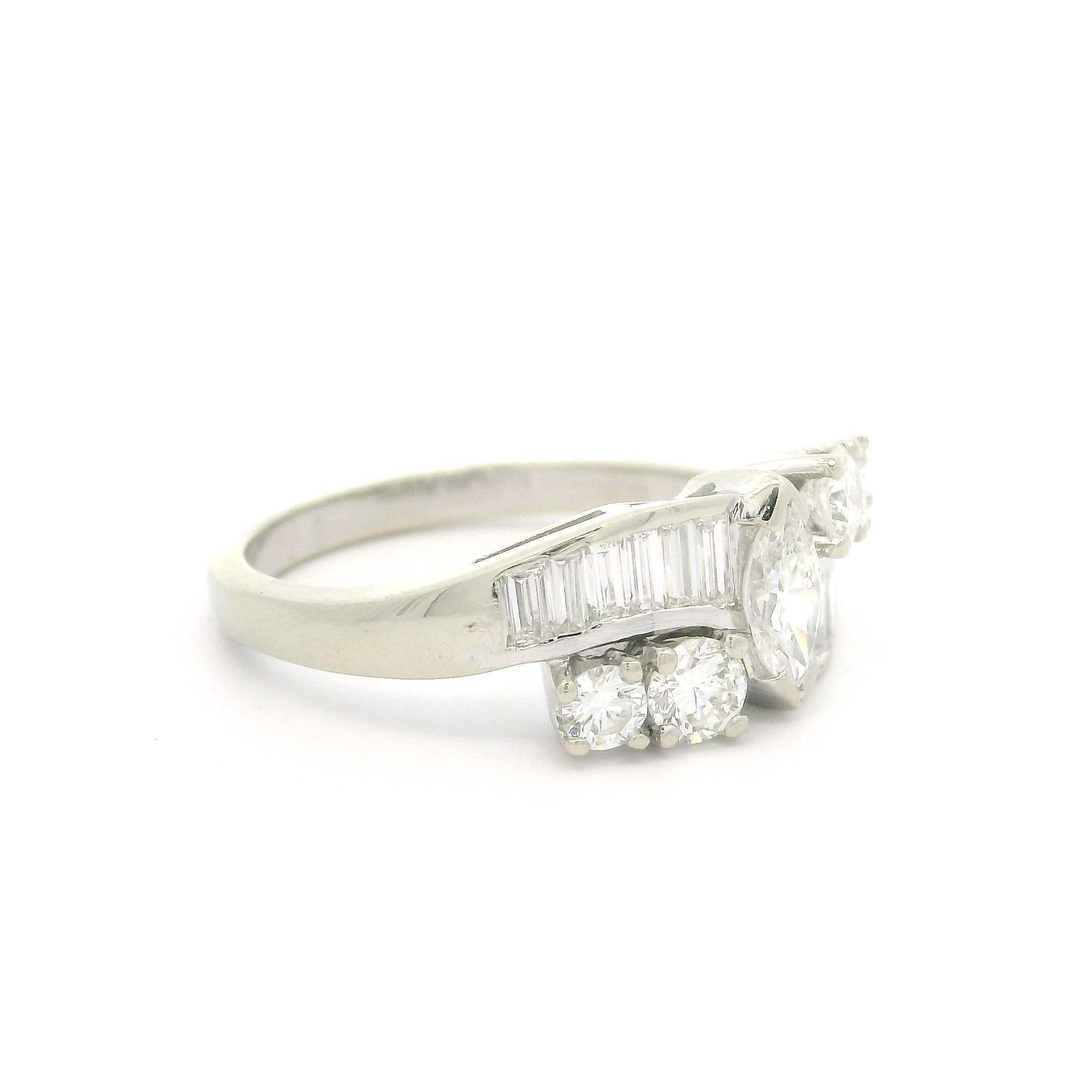 Donna Anello vintage in oro bianco di alta qualità con diamanti tondi e marquise baguette da 1,35 ct. in vendita