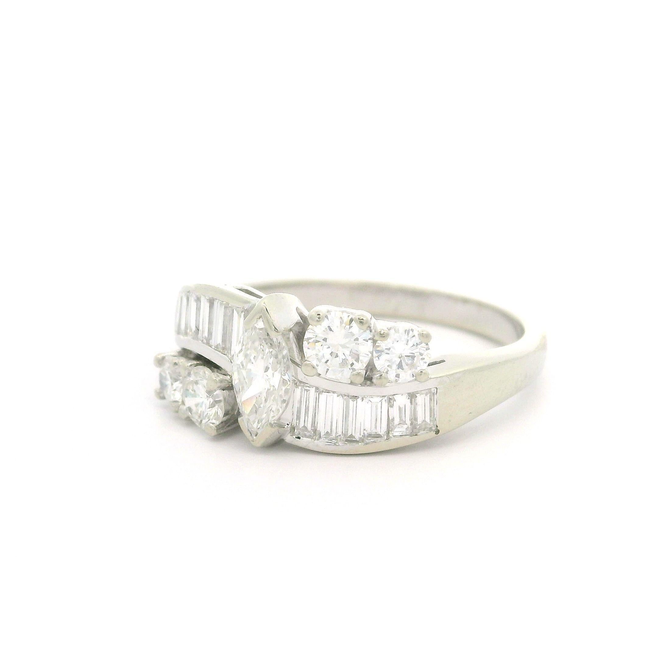 Anello vintage in oro bianco di alta qualità con diamanti tondi e marquise baguette da 1,35 ct. in vendita 1