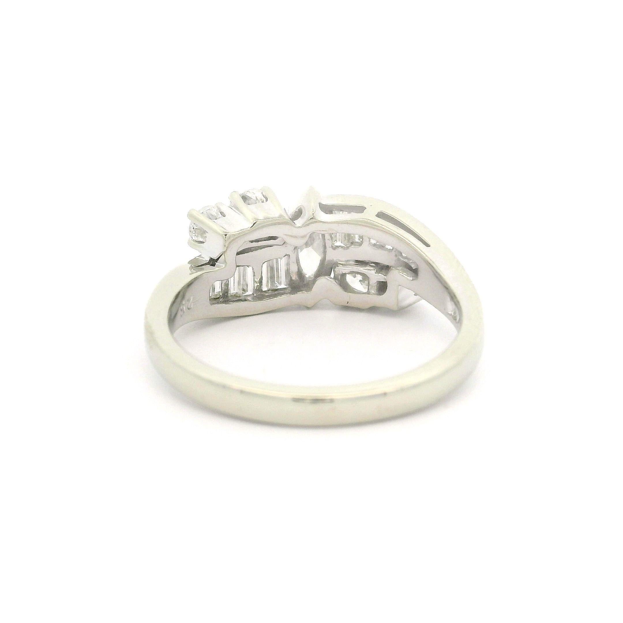 Anello vintage in oro bianco di alta qualità con diamanti tondi e marquise baguette da 1,35 ct. in vendita 2