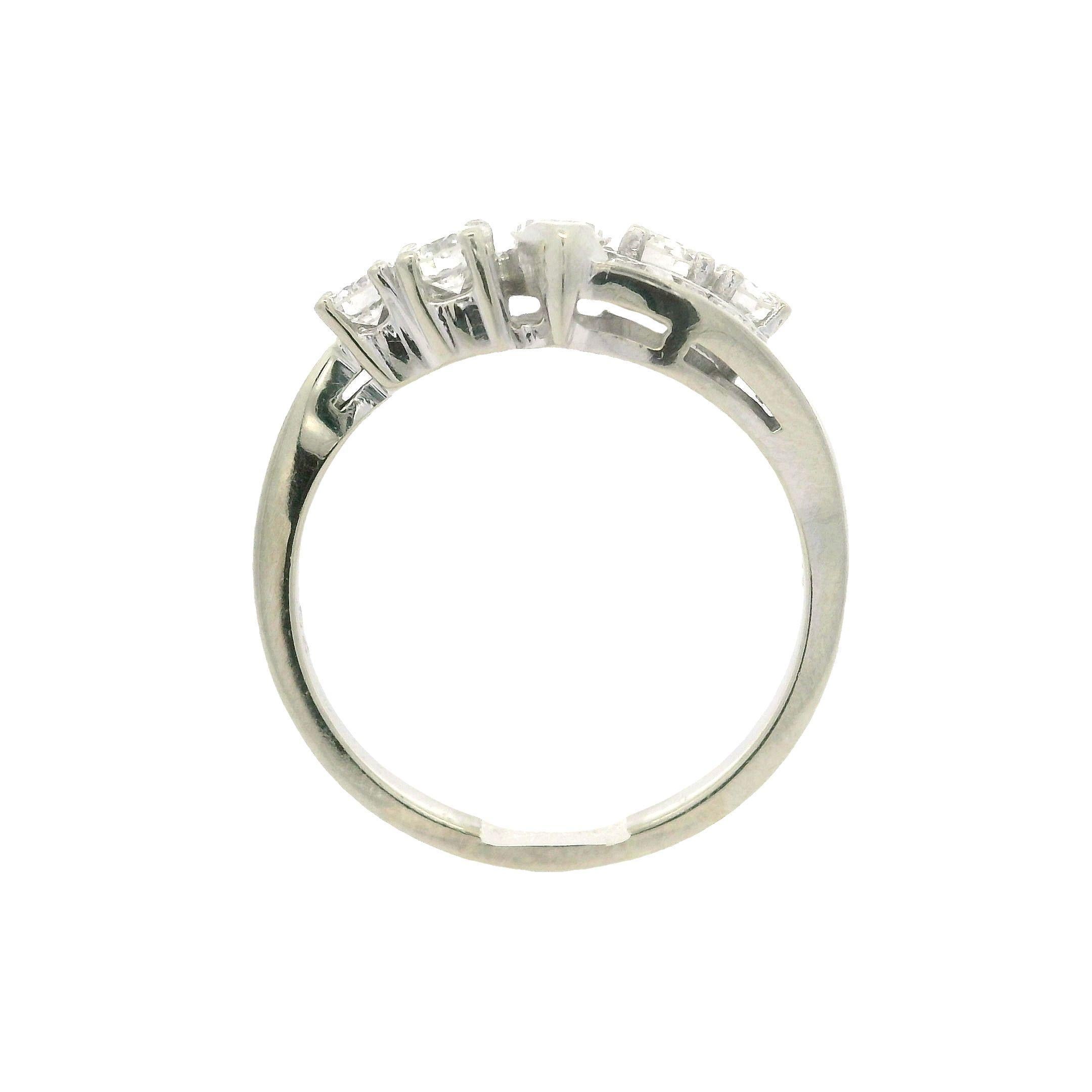 Anello vintage in oro bianco di alta qualità con diamanti tondi e marquise baguette da 1,35 ct. in vendita 3