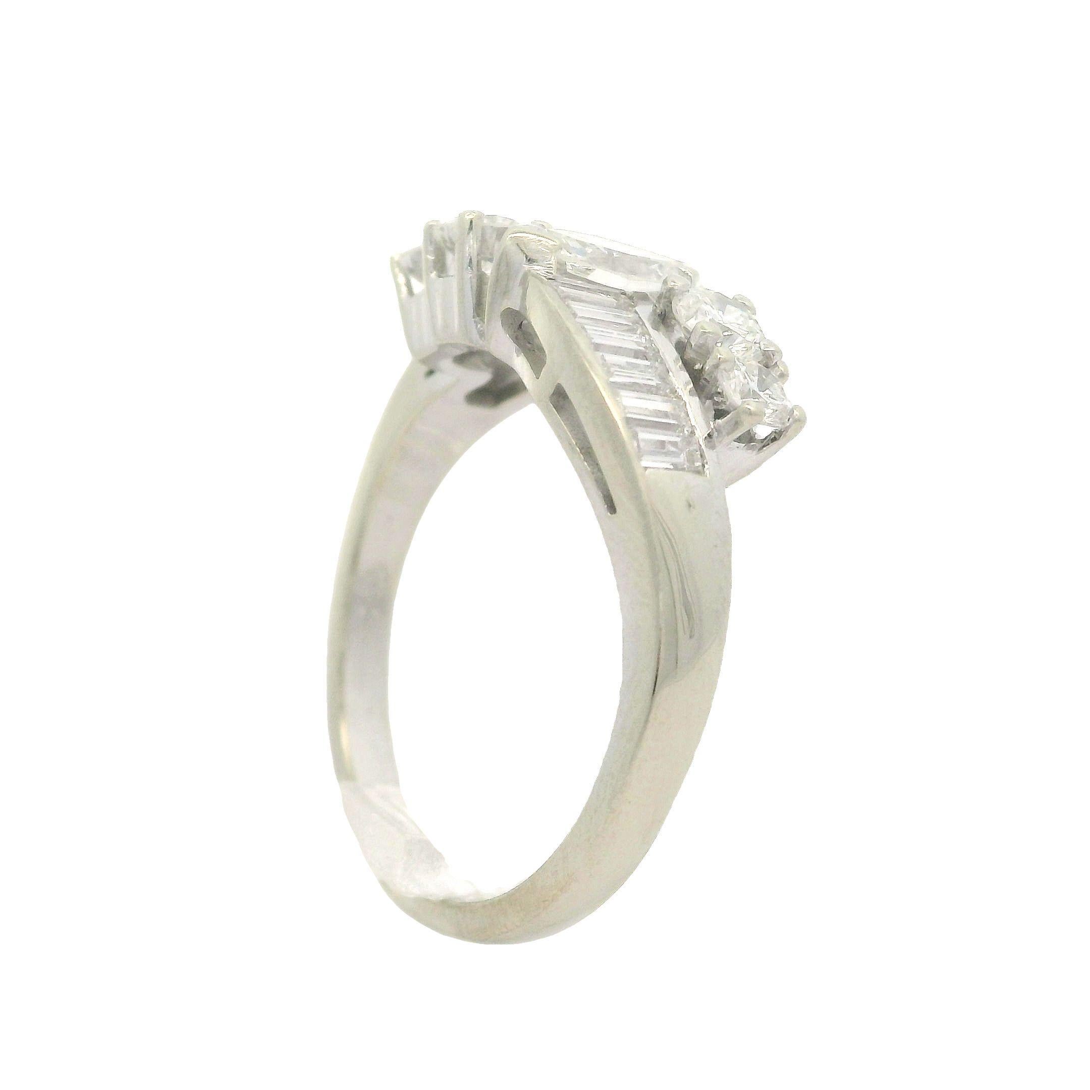 Anello vintage in oro bianco di alta qualità con diamanti tondi e marquise baguette da 1,35 ct. in vendita 4