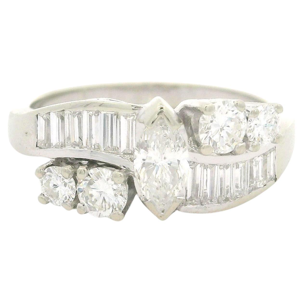 Anello vintage in oro bianco di alta qualità con diamanti tondi e marquise baguette da 1,35 ct. in vendita
