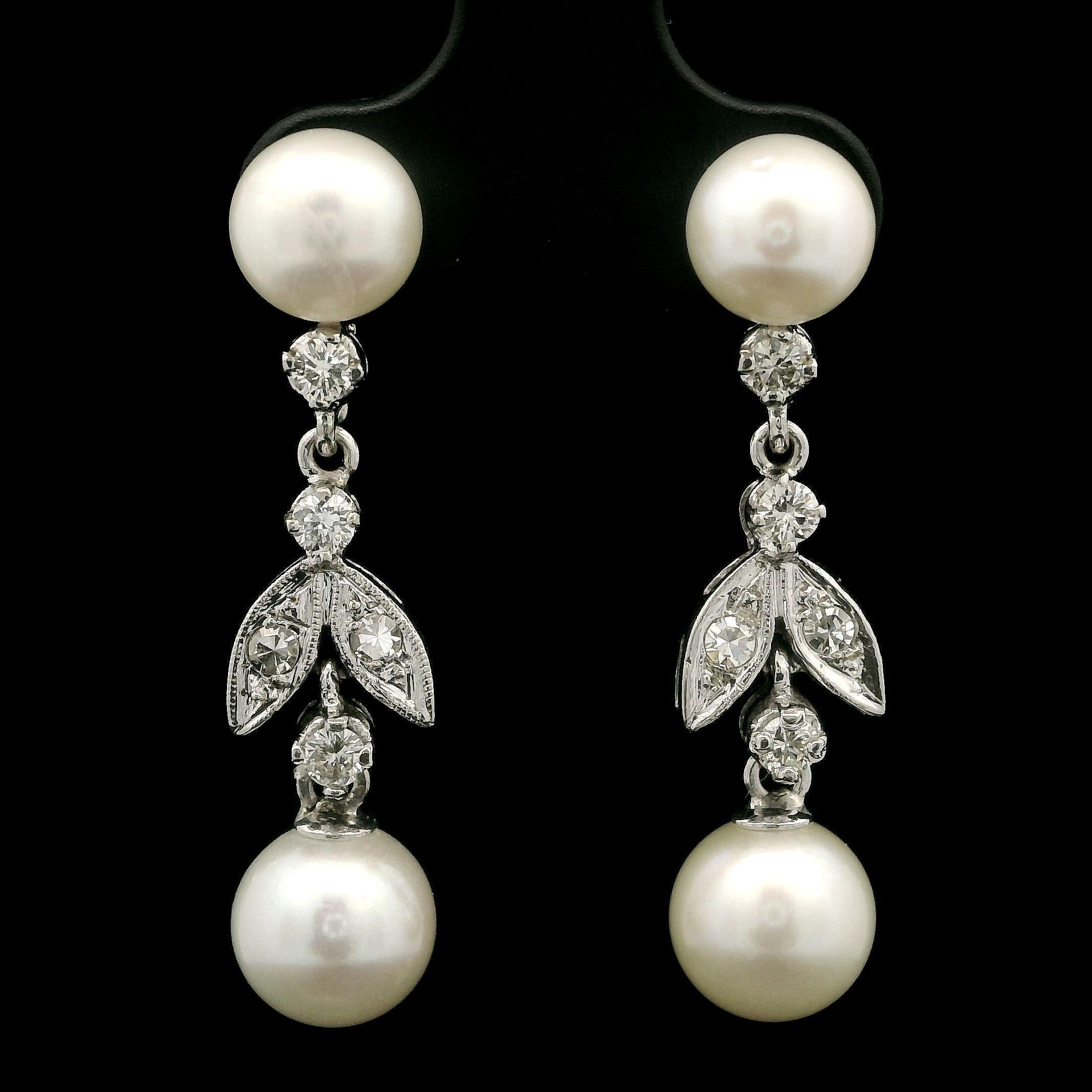 Donna Orecchini pendenti con perle in oro bianco e diamanti da .38ctw con foglie di fiori di tulipano in vendita