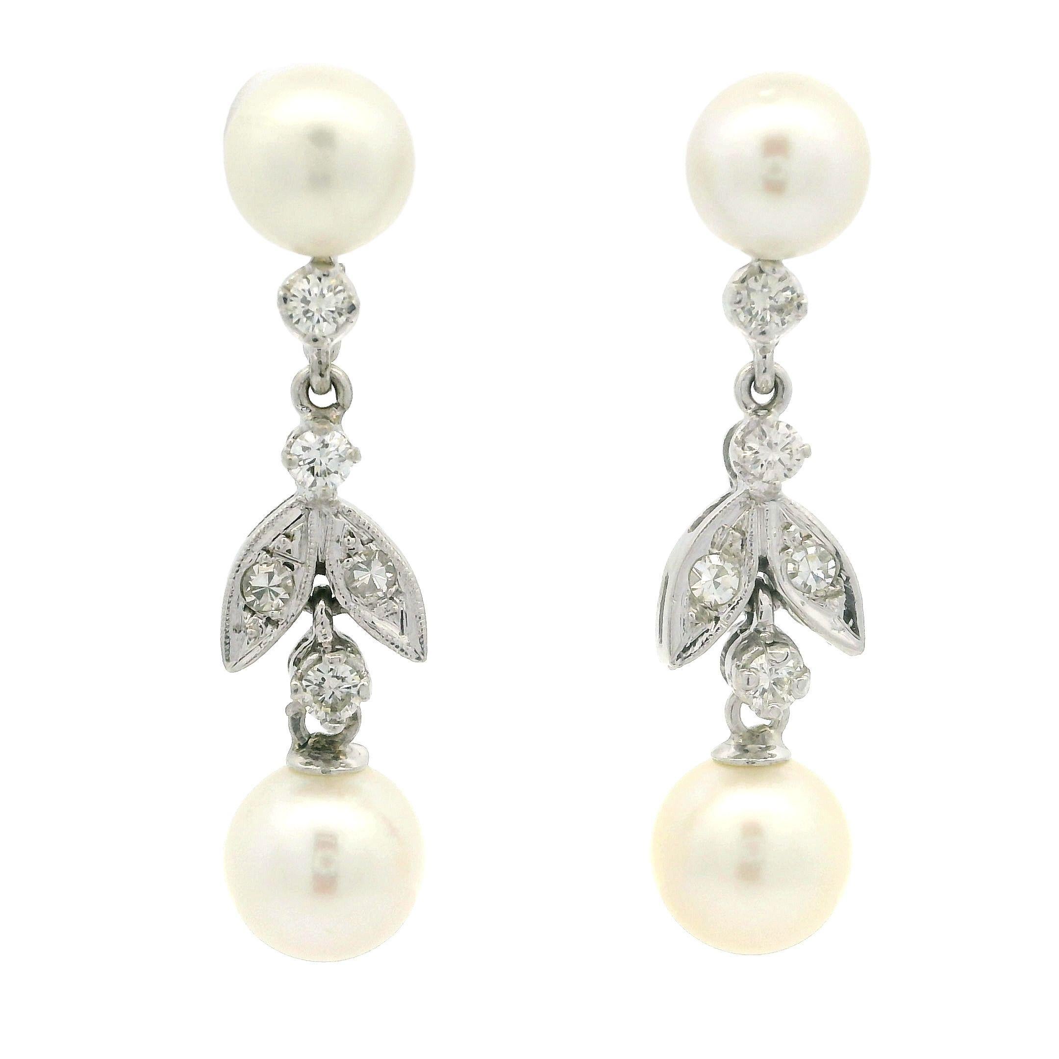 Orecchini pendenti con perle in oro bianco e diamanti da .38ctw con foglie di fiori di tulipano in vendita 1