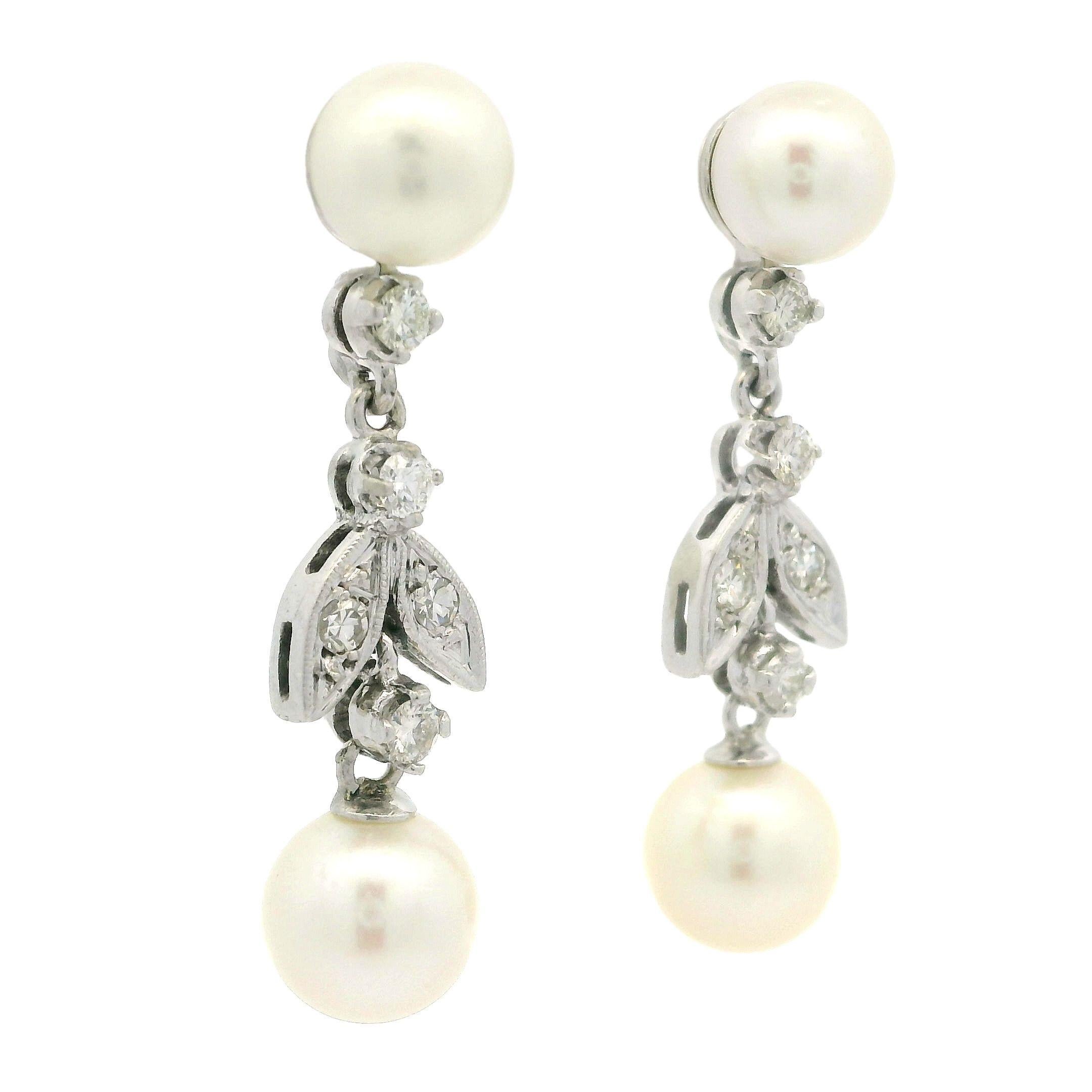 Orecchini pendenti con perle in oro bianco e diamanti da .38ctw con foglie di fiori di tulipano in vendita 2