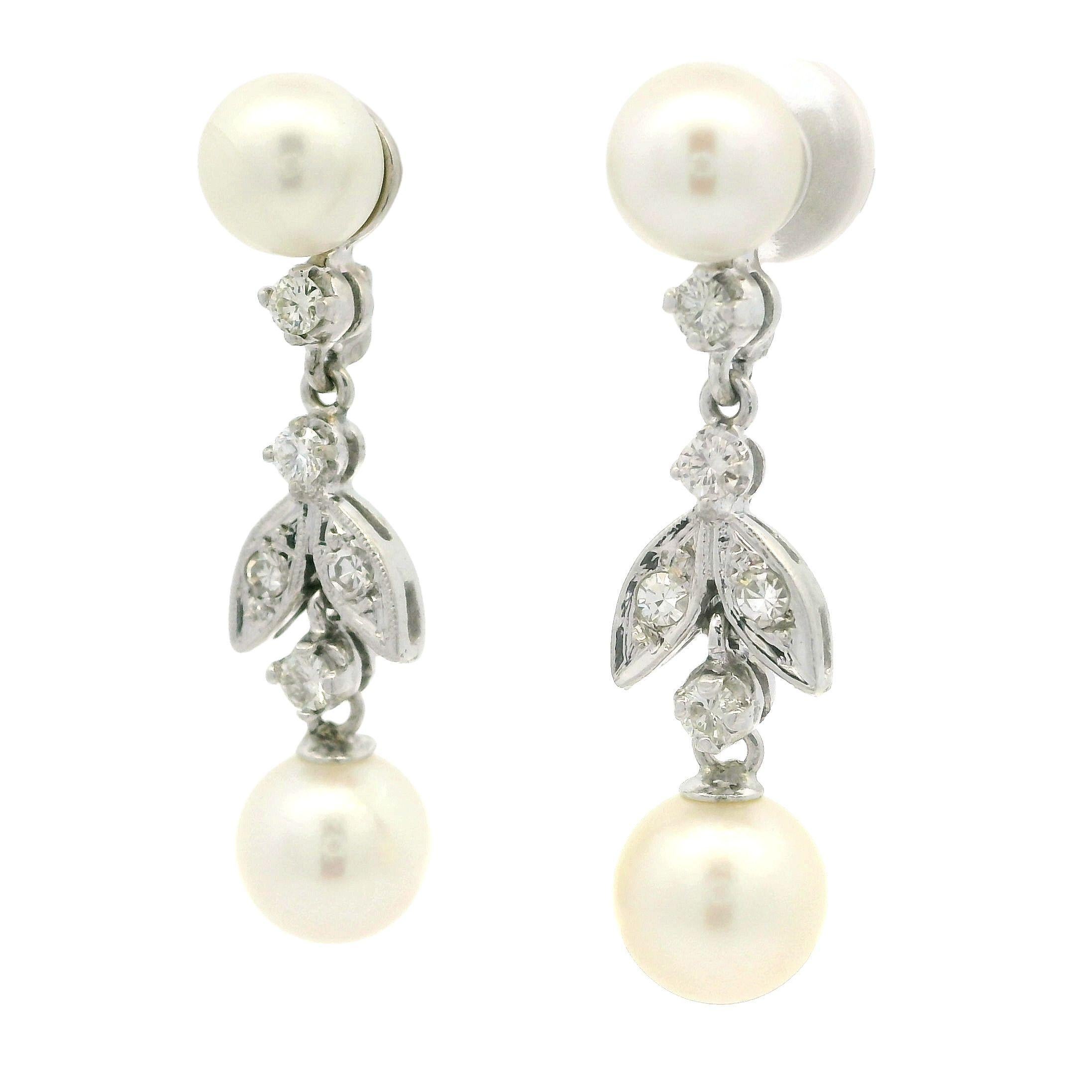 Orecchini pendenti con perle in oro bianco e diamanti da .38ctw con foglie di fiori di tulipano in vendita 3