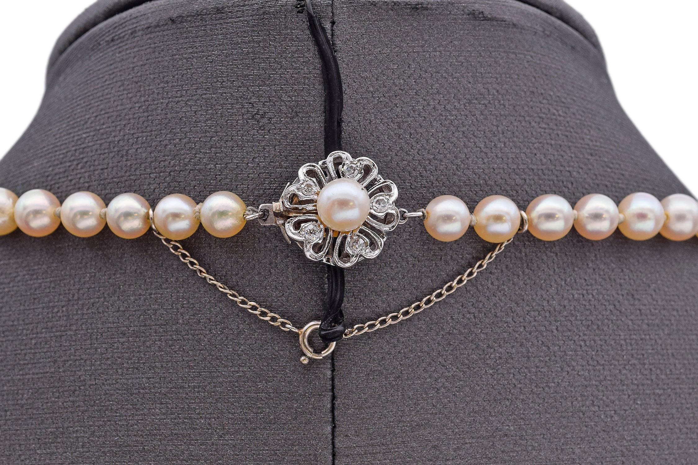 Vintage White Gold Pearl and Diamond Floral Clasp Beaded Strand Necklace In Good Condition For Sale In New York, NY