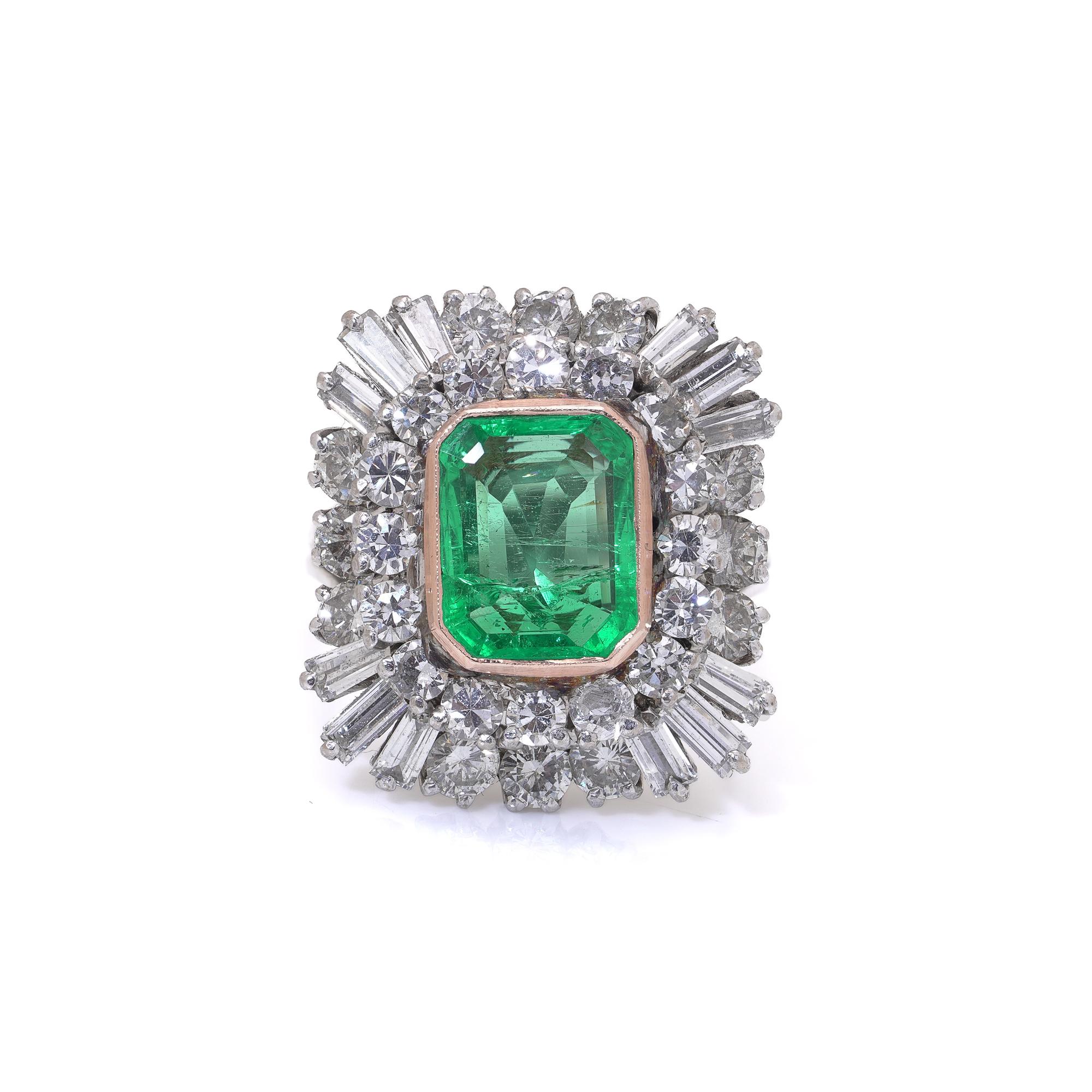 Une bague en or blanc des années 1960-70, audacieuse et élégante, sertie d'une émeraude naturelle de Colombie d'un poids d'environ 4 carats. L'émeraude, taillée dans une forme classique, présente une riche teinte verte avec des inclusions naturelles