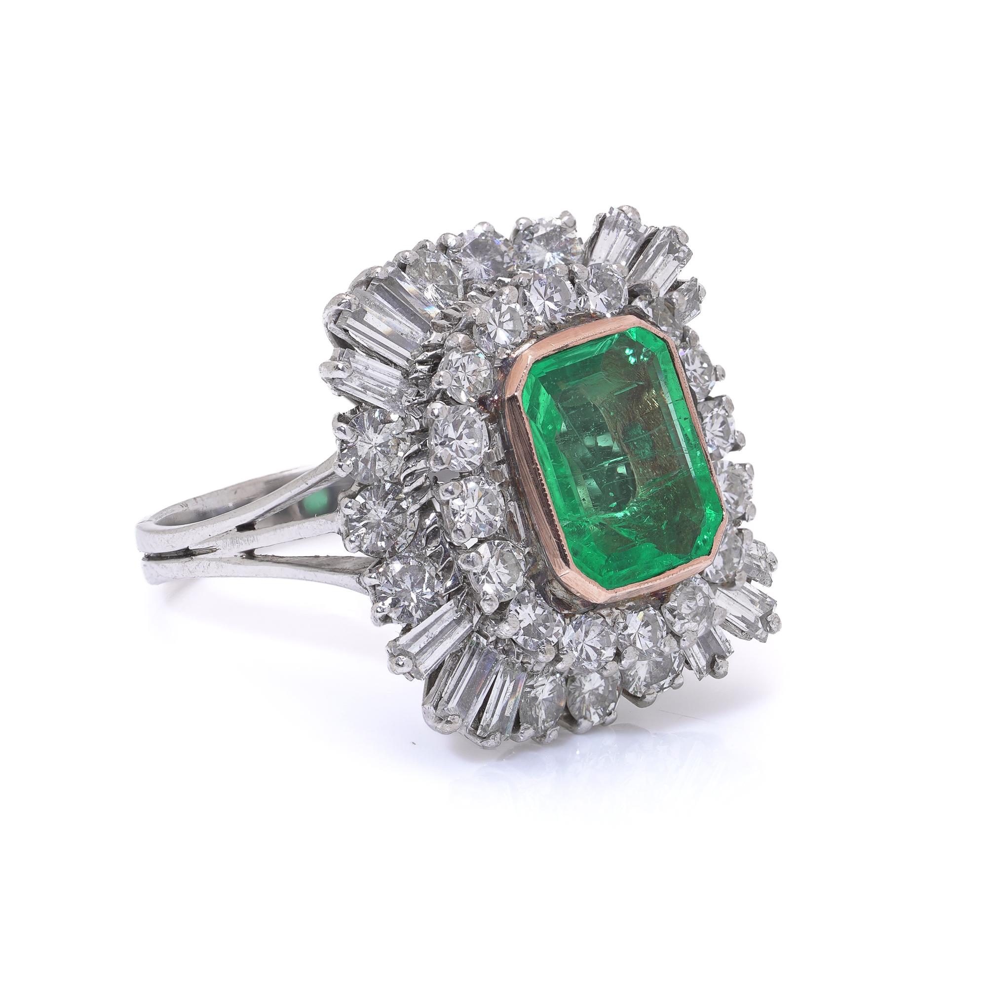 Art déco Bague vintage en or blanc avec émeraude colombienne de 4ct et diamants, Circa 1960s-70s en vente