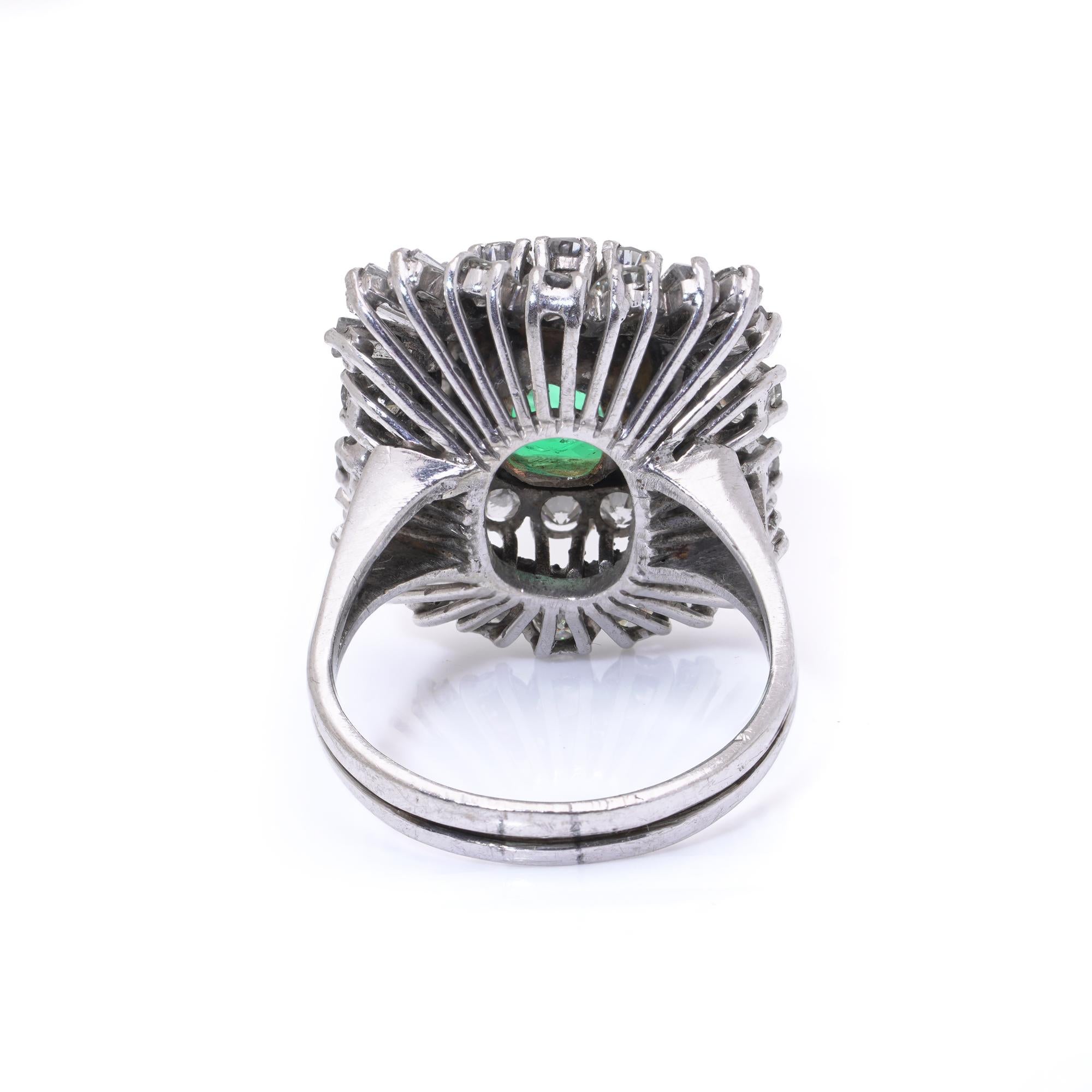 Taille émeraude Bague vintage en or blanc avec émeraude colombienne de 4ct et diamants, Circa 1960s-70s en vente