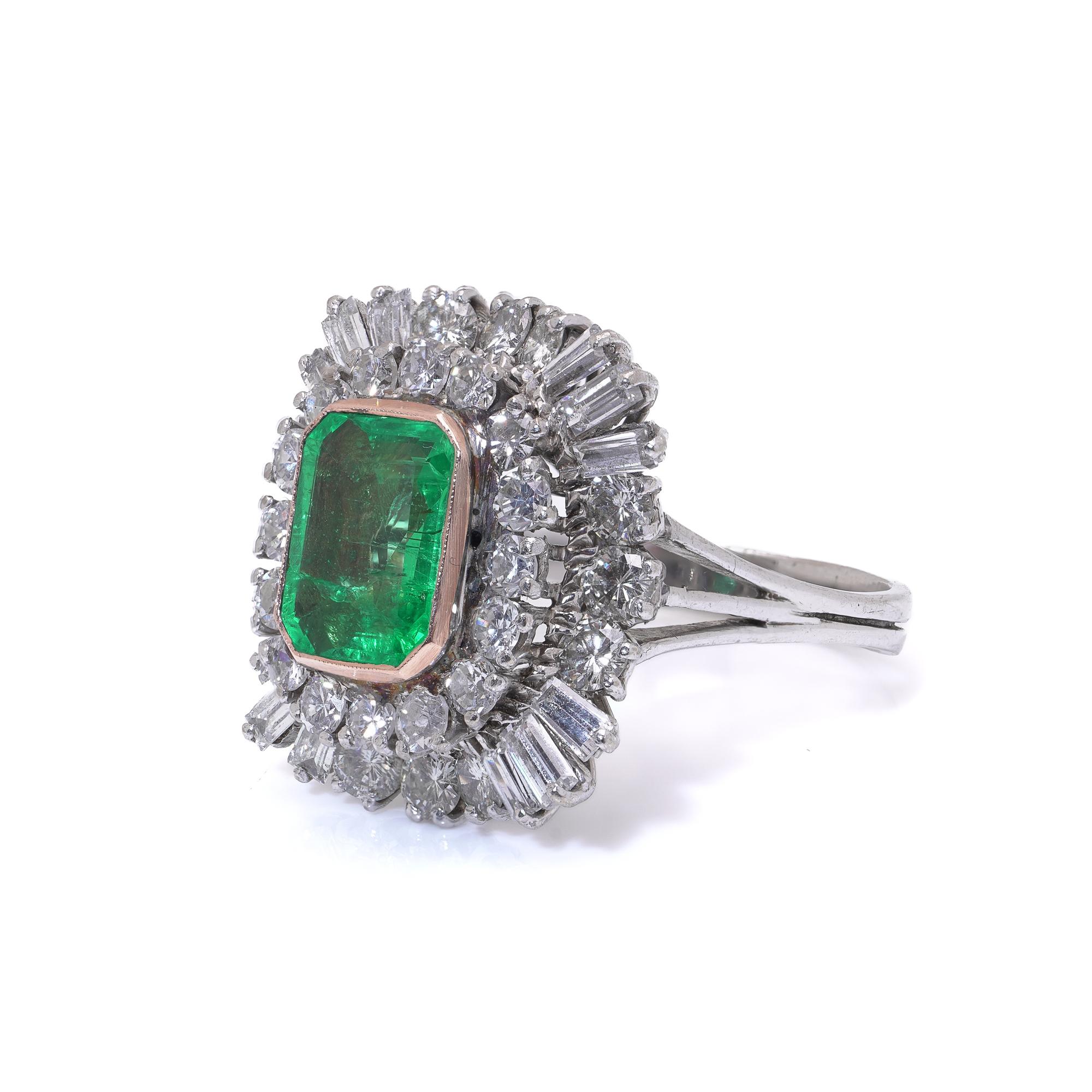 Bague vintage en or blanc avec émeraude colombienne de 4ct et diamants, Circa 1960s-70s Bon état - En vente à Braintree, GB