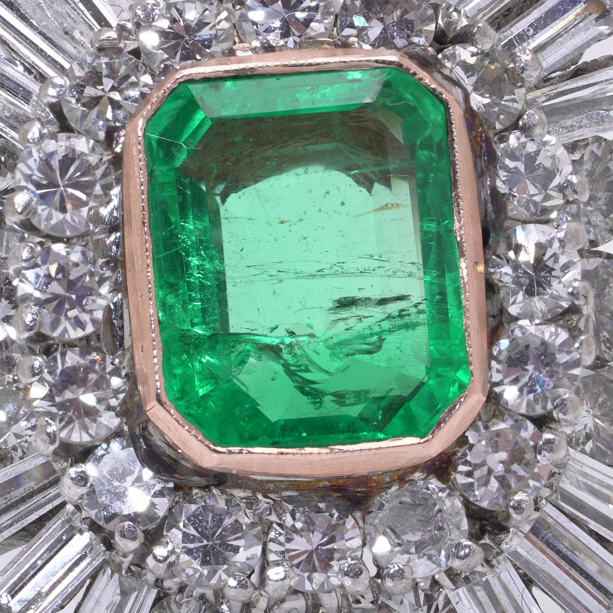 Bague vintage en or blanc avec émeraude colombienne de 4ct et diamants, Circa 1960s-70s Pour femmes en vente