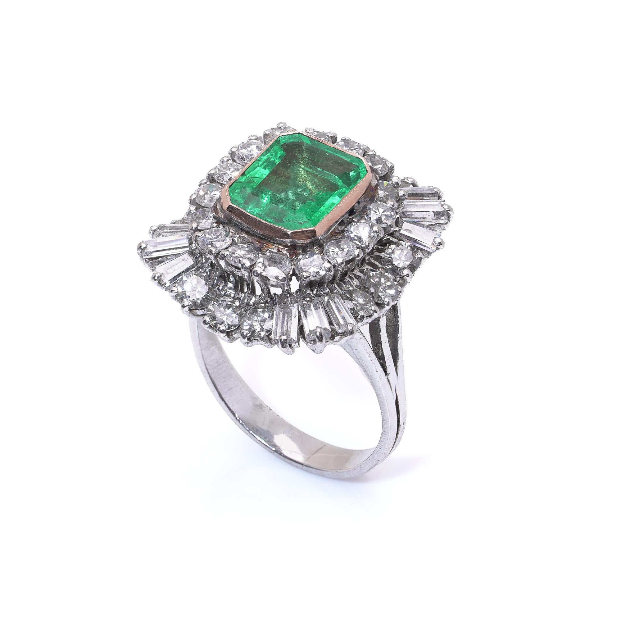 Bague vintage en or blanc avec émeraude colombienne de 4ct et diamants, Circa 1960s-70s en vente 1