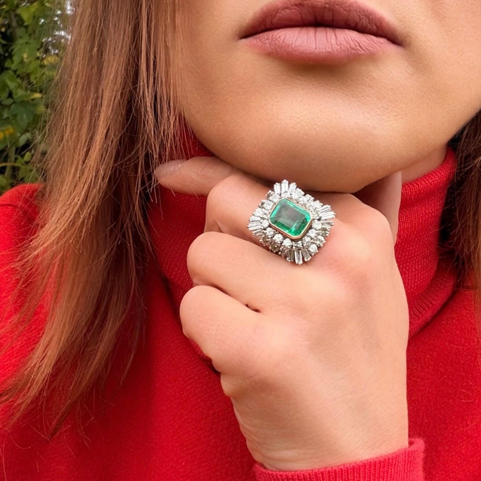 Bague vintage en or blanc avec émeraude colombienne de 4ct et diamants, Circa 1960s-70s en vente 2