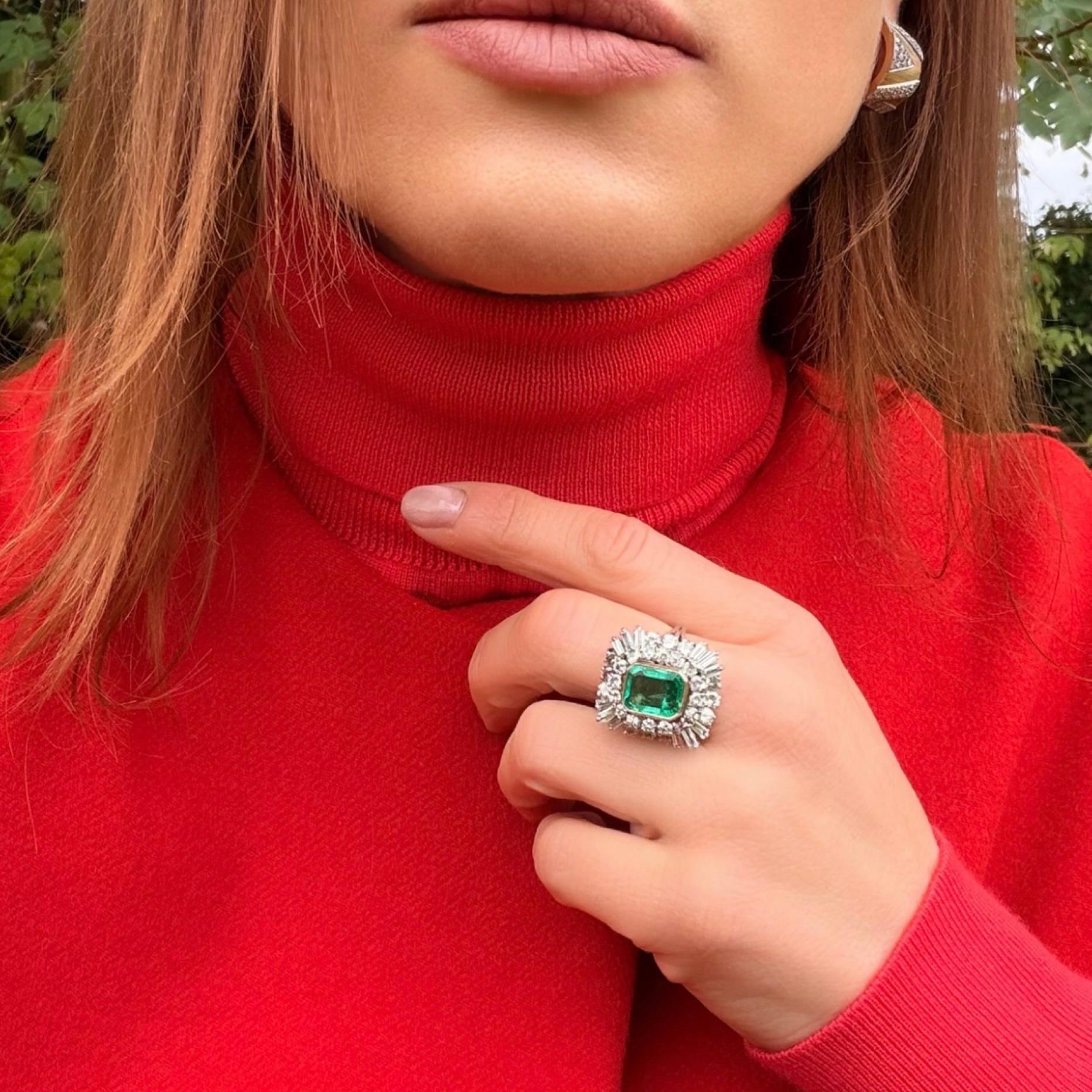 Bague vintage en or blanc avec émeraude colombienne de 4ct et diamants, Circa 1960s-70s en vente 3