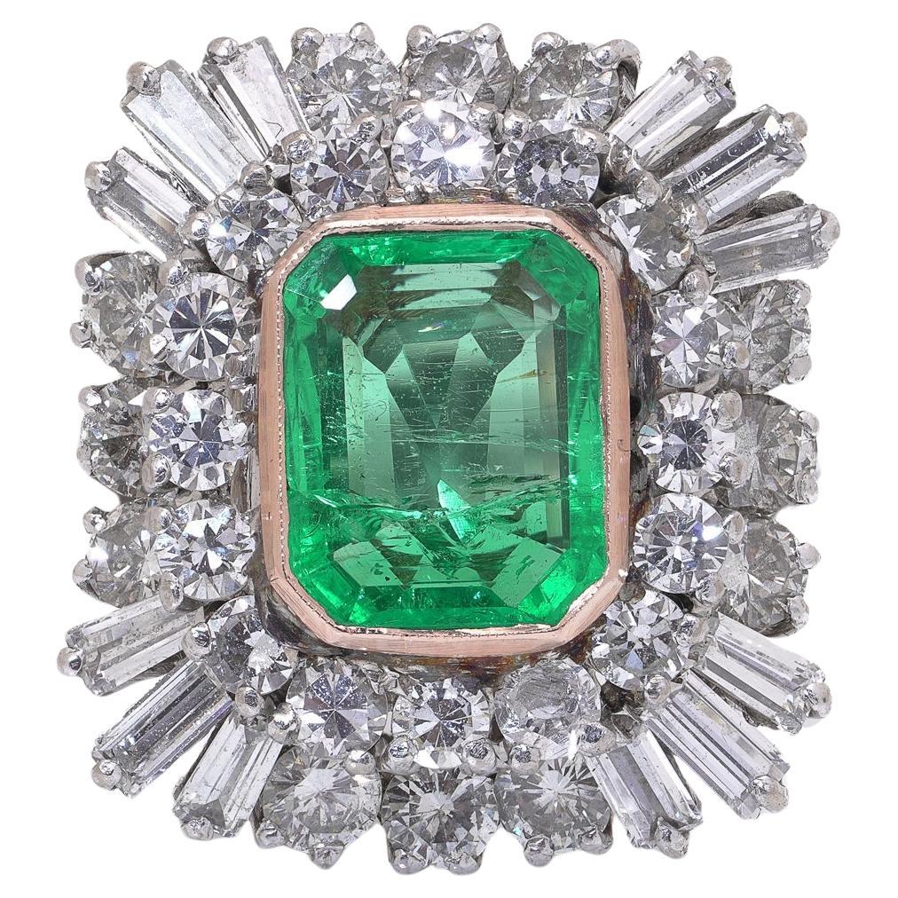 Bague vintage en or blanc avec émeraude colombienne de 4ct et diamants, Circa 1960s-70s