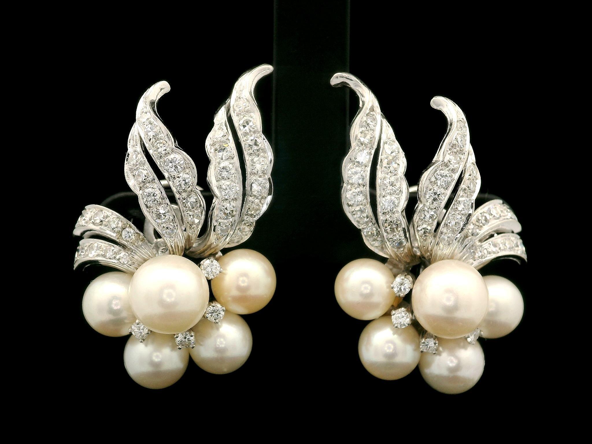 Vintage Weißgold Runde Perle & 1,35 Karat Diamant Cluster Blume Clip-On-Ohrringe im Angebot 6