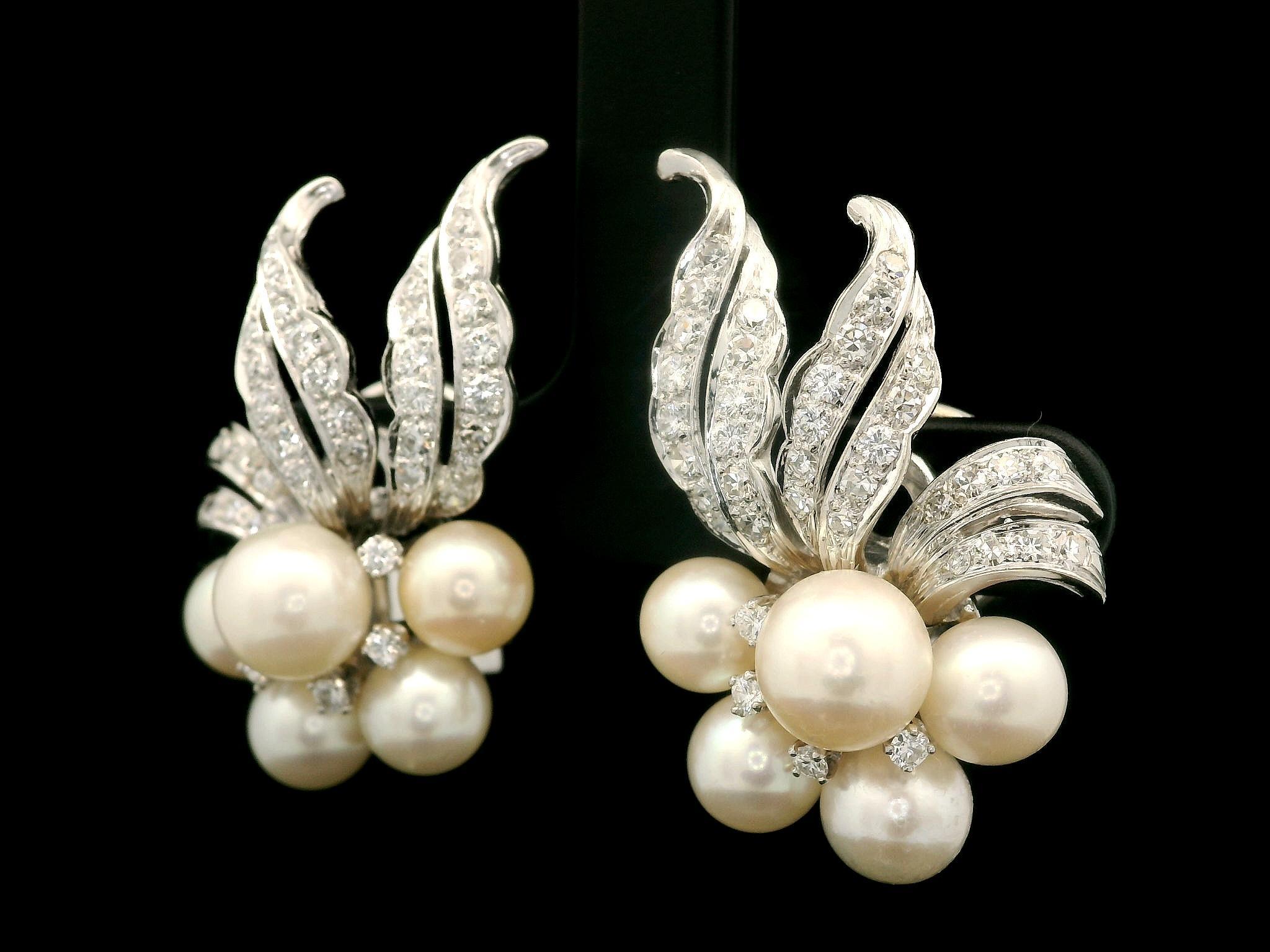 Vintage Weißgold Runde Perle & 1,35 Karat Diamant Cluster Blume Clip-On-Ohrringe (Rundschliff) im Angebot