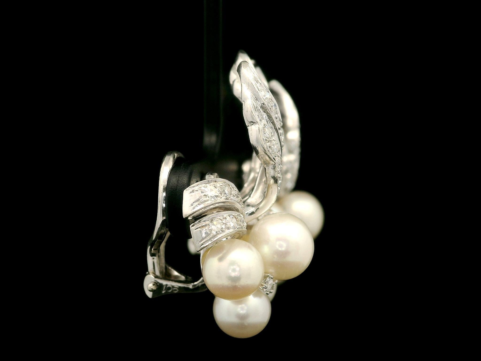 Vintage Weißgold Runde Perle & 1,35 Karat Diamant Cluster Blume Clip-On-Ohrringe im Zustand „Hervorragend“ im Angebot in Montclair, NJ