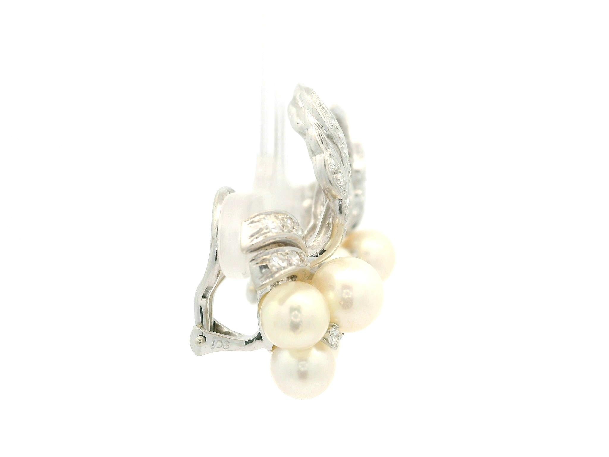Vintage Weißgold Runde Perle & 1,35 Karat Diamant Cluster Blume Clip-On-Ohrringe im Angebot 4