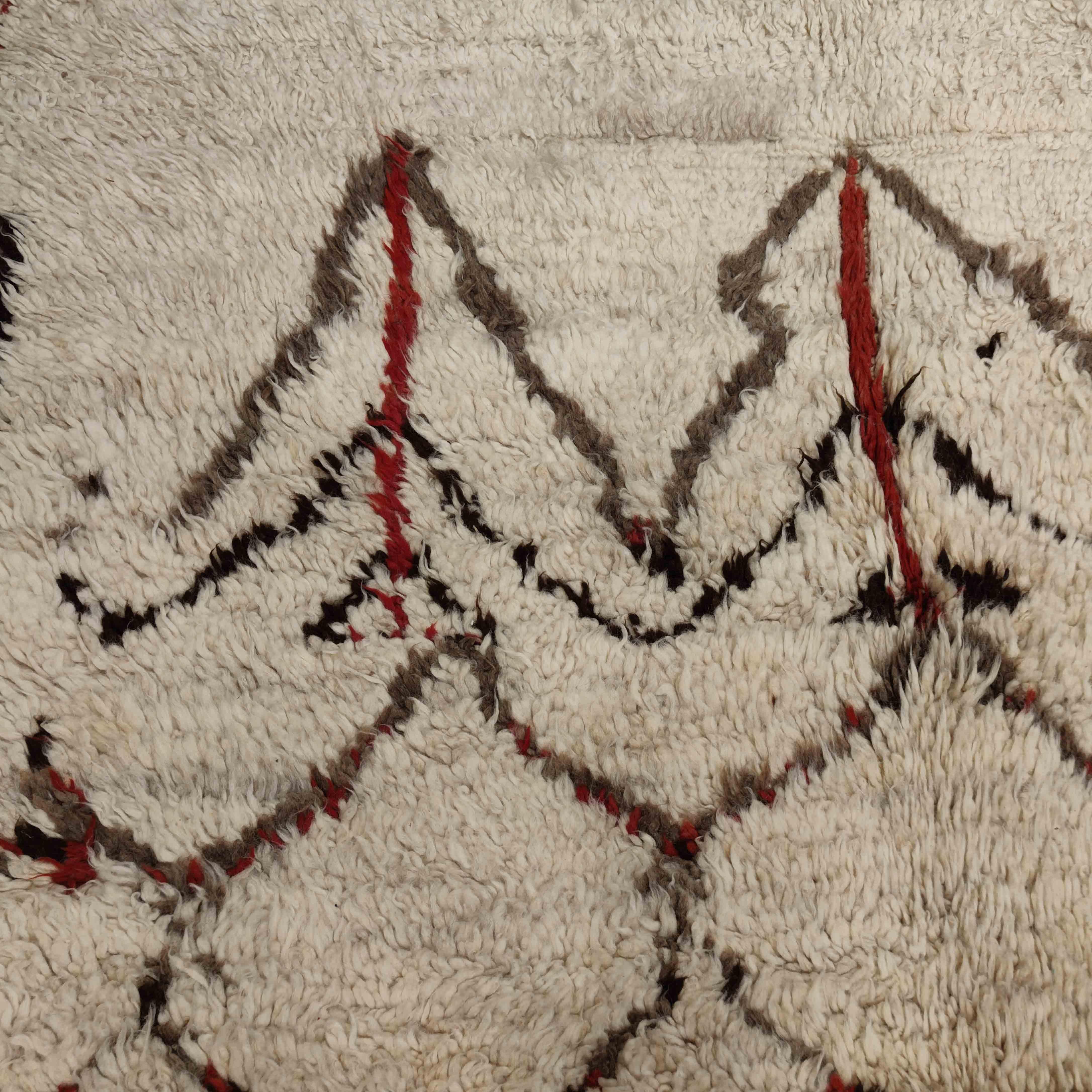 Vintage White Ground Eastern Moroccan Berber Rug In Excellent Condition For Sale In Milan, IT