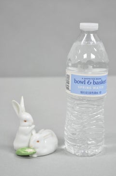 Figurita vintage de porcelana blanca Herend 5326 Conejitos comiendo maíz
