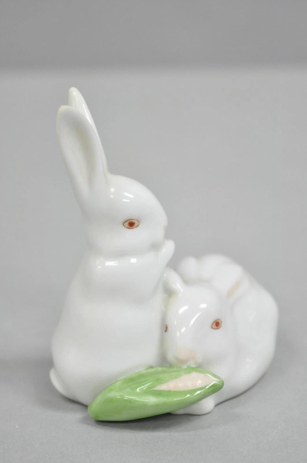 Vintage White Herend Porcelain 5326 Bunny Rabbits Eating Corn Figurine In Good Condition For Sale In Philadelphia, PA