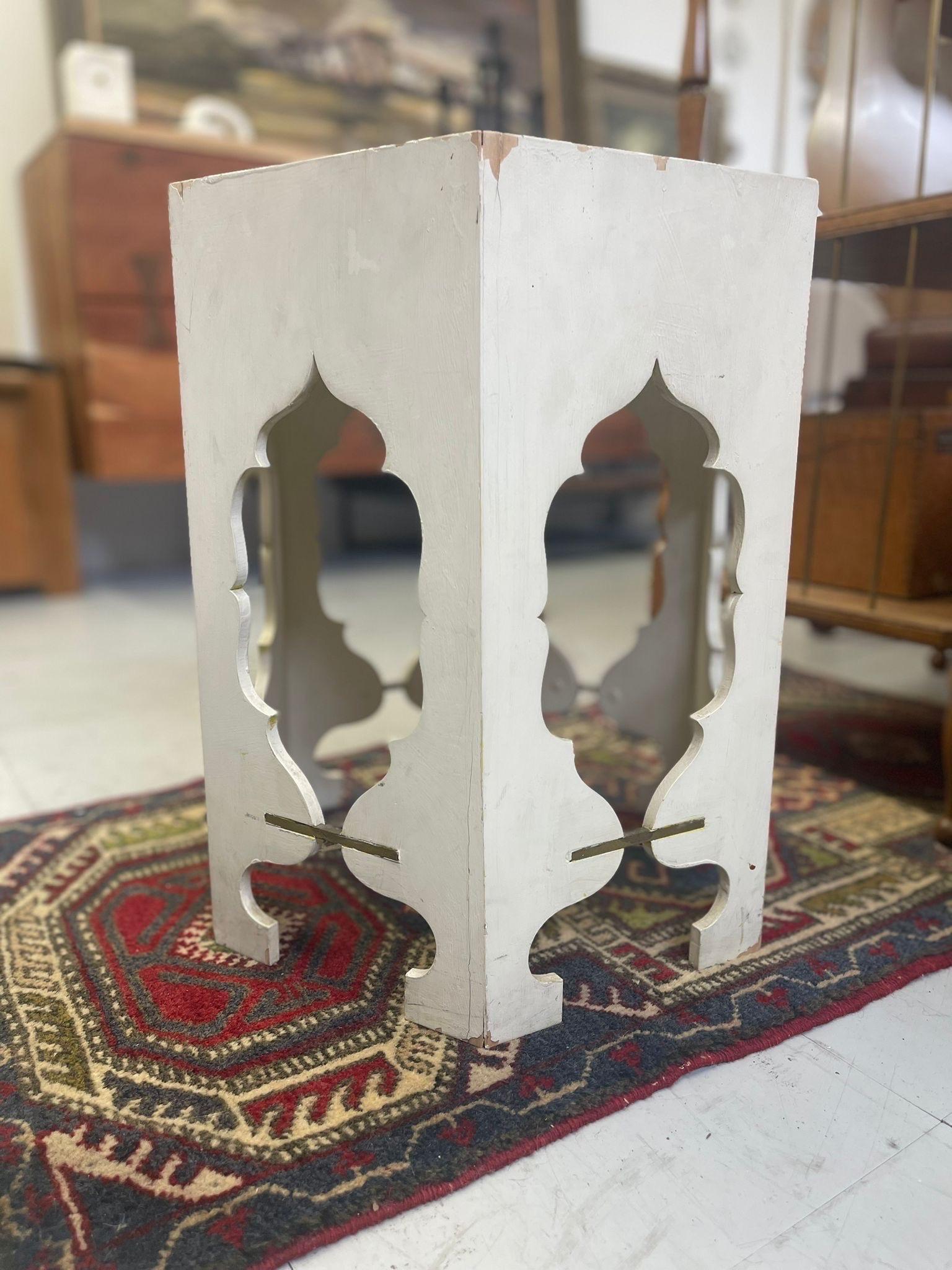 Vintage White Hexagonal Side Accent Table In Good Condition For Sale In Seattle, WA