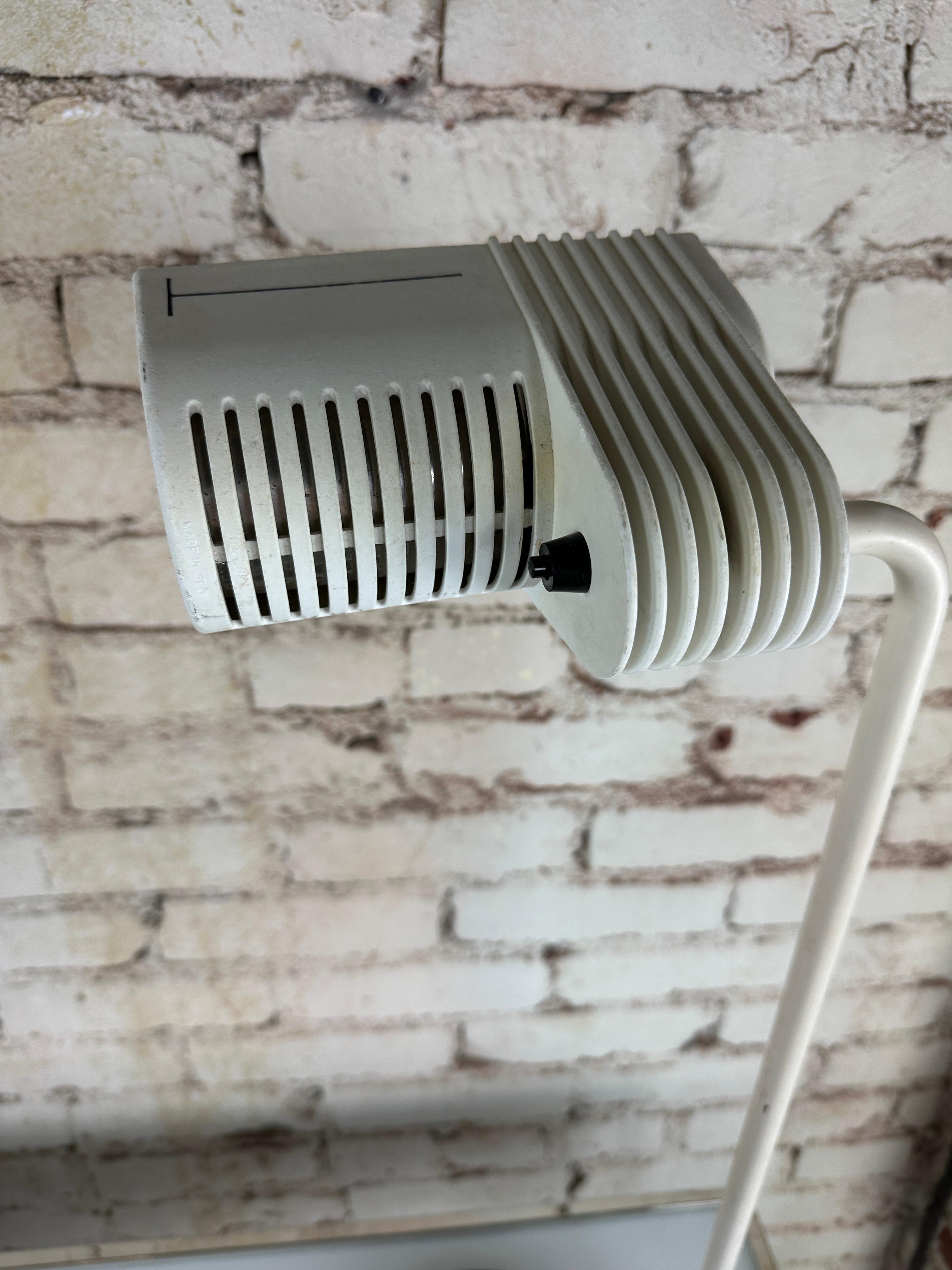 Diese industrielle Schreibtischlampe im Vintage-Stil wird von dem Industriedesigner Guillermo Capdevila Abatte hergestellt. Diese robuste, schwenkbare Stirnlampe ist sehr gut verarbeitet und gibt ein sehr warmes Licht ab.

Guillermo Capdevila Abatte