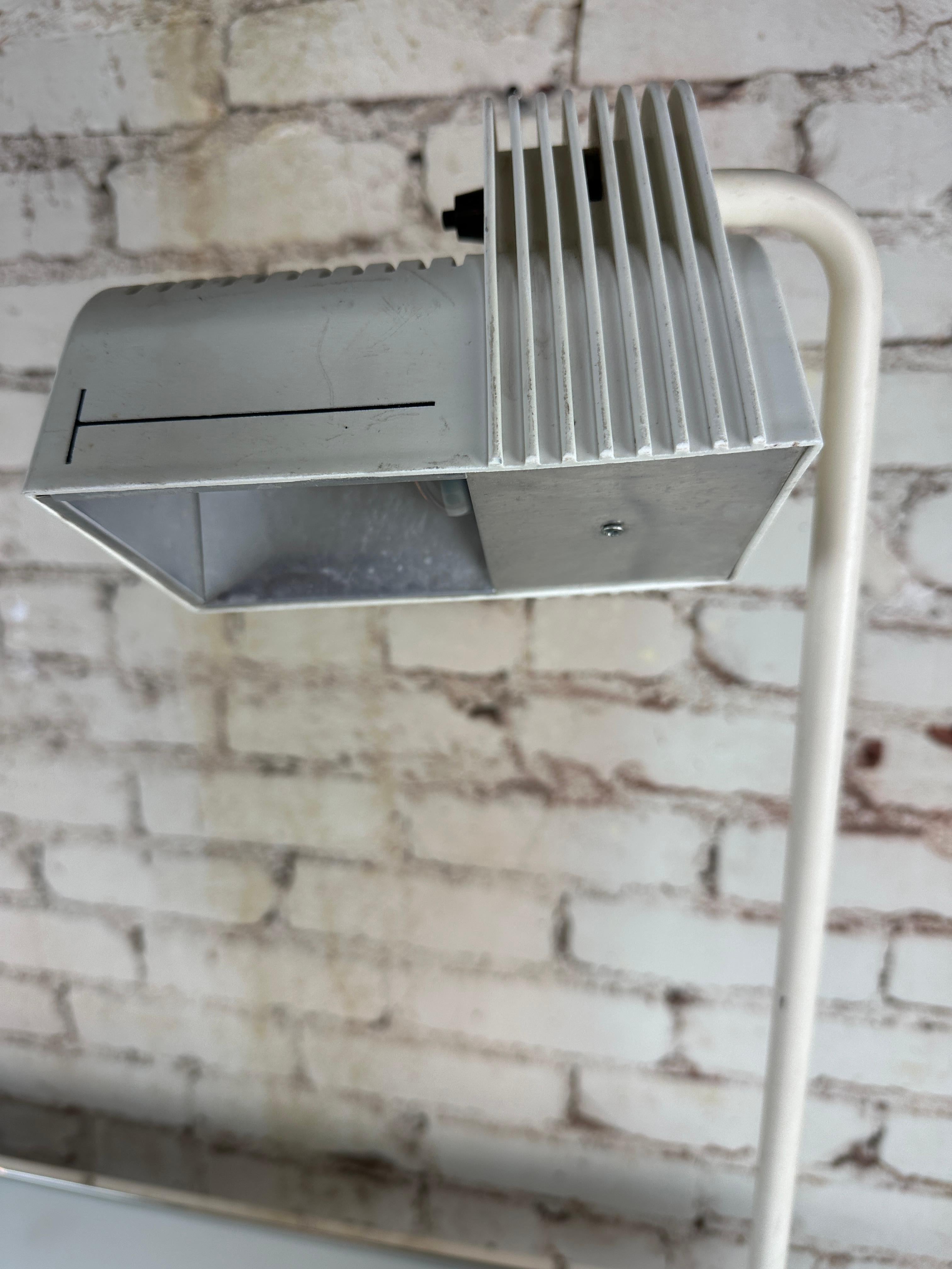 Weiße Industrie-Tischlampe in Weiß von Guillermo Capdevila Abatte, Vintage (Industriell) im Angebot