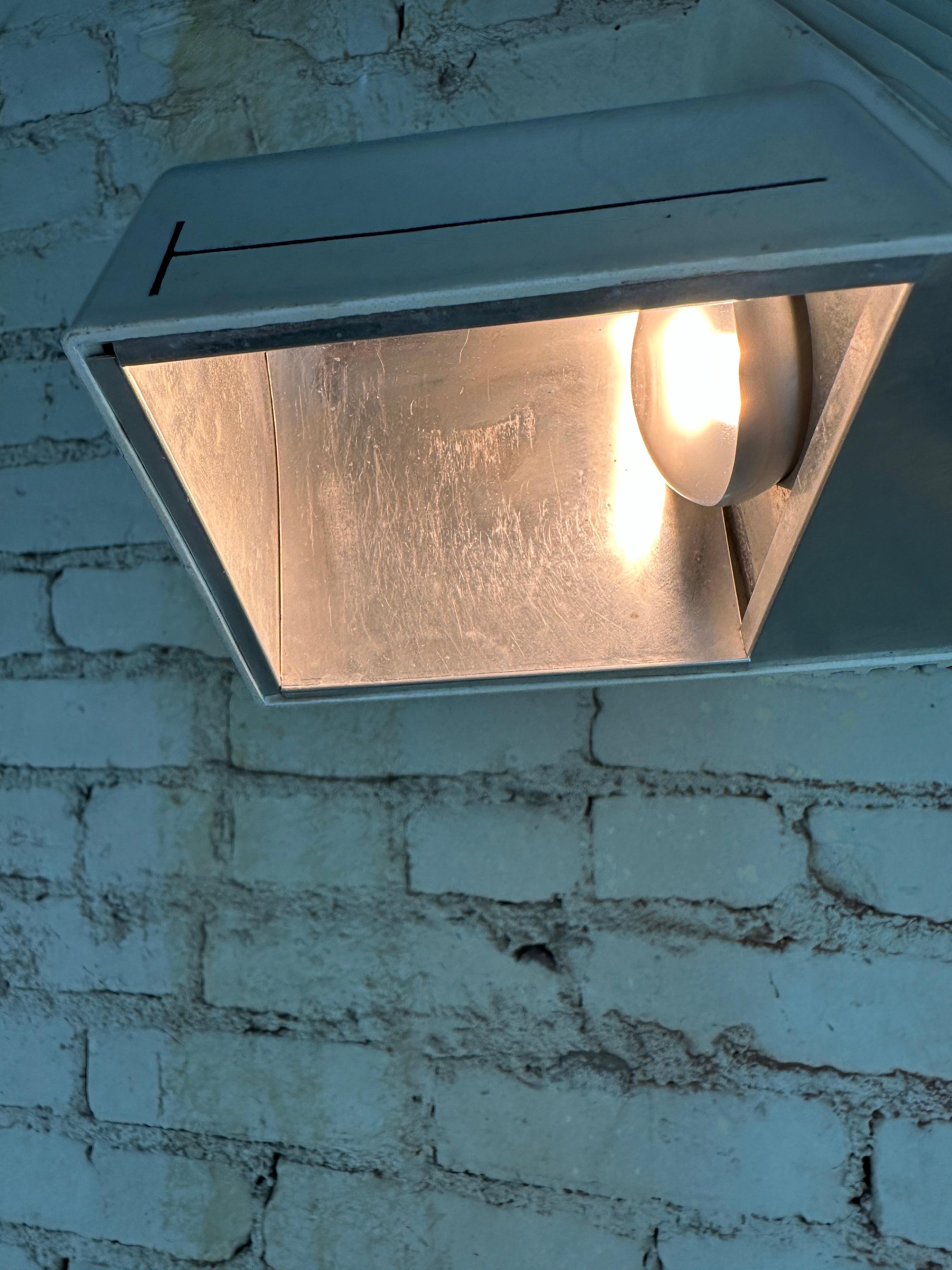 Weiße Industrie-Tischlampe in Weiß von Guillermo Capdevila Abatte, Vintage (Chilenisch) im Angebot