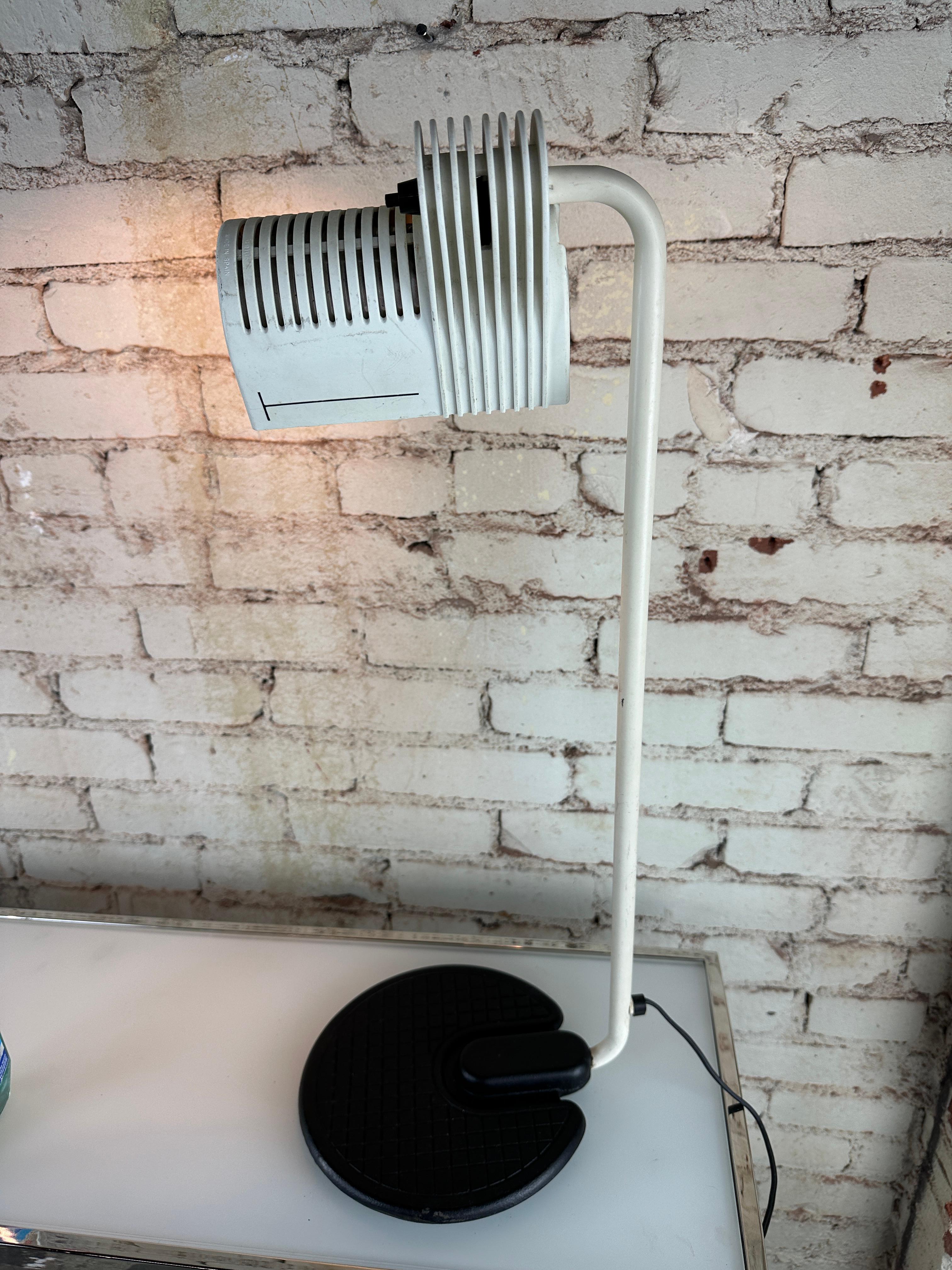 Weiße Industrie-Tischlampe in Weiß von Guillermo Capdevila Abatte, Vintage (20. Jahrhundert) im Angebot
