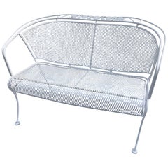 Vieux banc de jardin Woodard en fer blanc