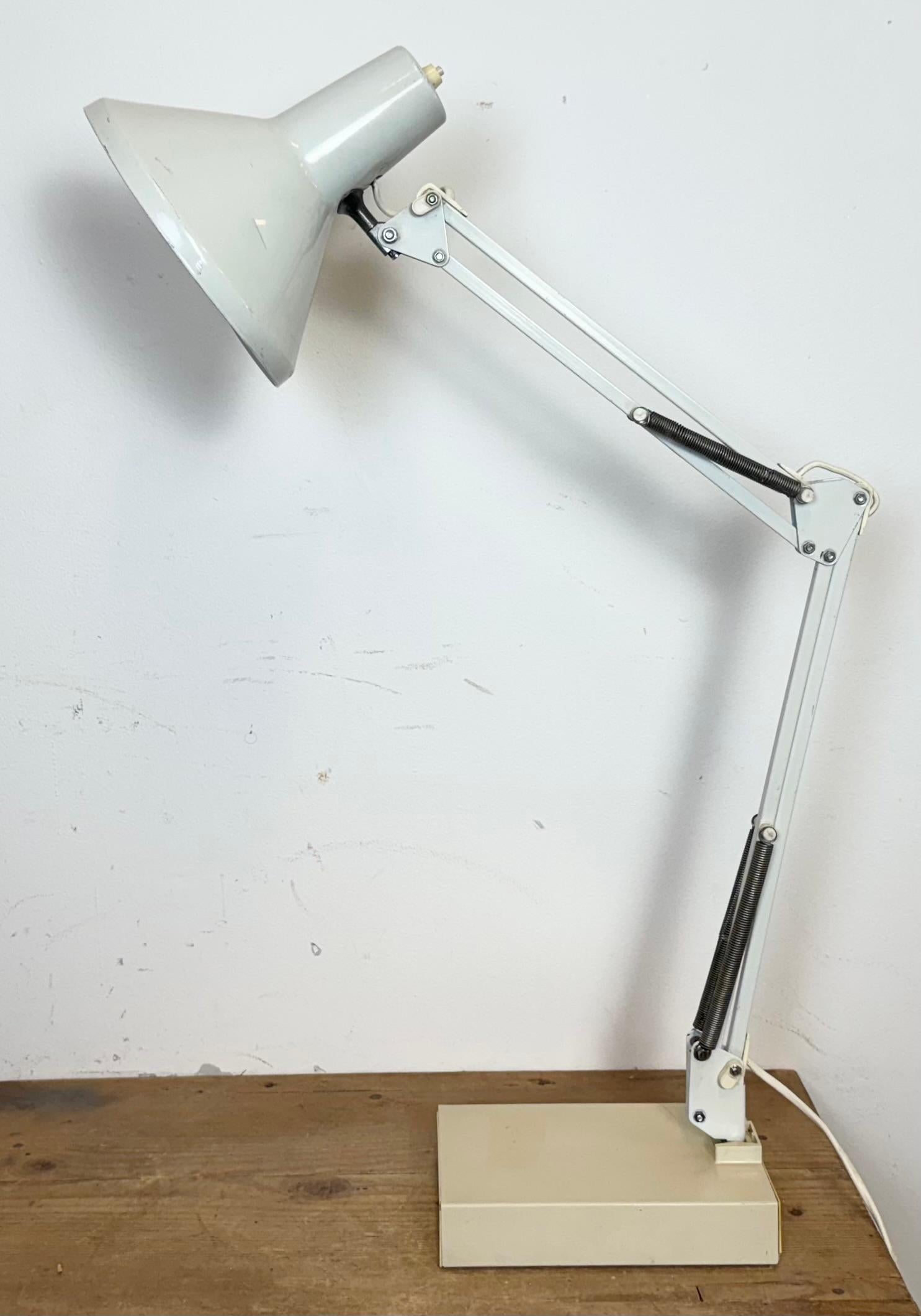 Industriale Lampada da tavolo vintage White Italian Architect, anni '70 in vendita